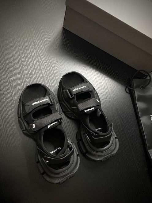 高級感溢れる balenciaga スニーカー 安いＮ級品 軽量サンダル 快適な履き心地 柔軟 シンプル ブラック