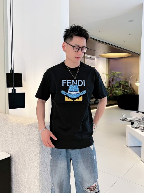 限定の人気アイテム fendi メンズ t シャツスーパーコピー 純綿 柔らかい トップス 帽子ロゴプリント ブラック