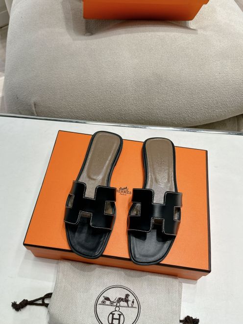 hermes ビーチ サンダル偽物 スリッパ レザー底 魅力的なスタイル イタリア革 レディース ブラック