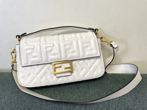 fendi のバッグスーパーコピー 手持ちバッグ 斜め掛け おしゃれ 人気定番 型番0191M レディース レザー ホワイト