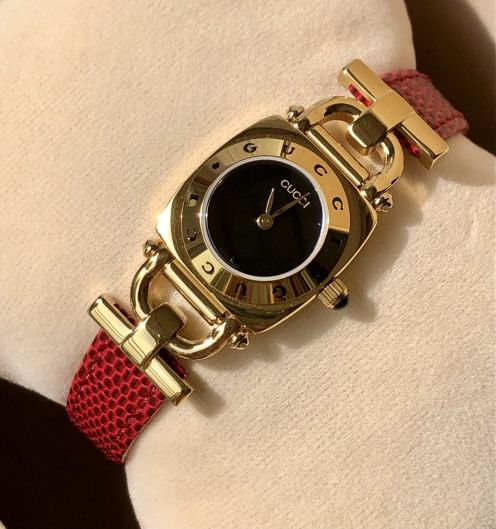 gucci 時計 メンズ偽物 うで時計 優雅 レザーバンド 大人気 シンプル 品質保証 レッド