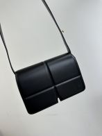 バーバリー バッグ アウトレットコピー 柔らかい 斜め掛けバッグ 肩掛け レザー 調整可 正方形 人気商品 ブラック