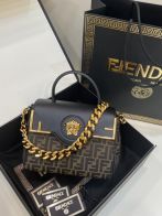 フェンディバッグ レディーススーパーコピー 優雅 花柄 8031 Fendi*Versaceコラボ チェーンバッグ ブラック