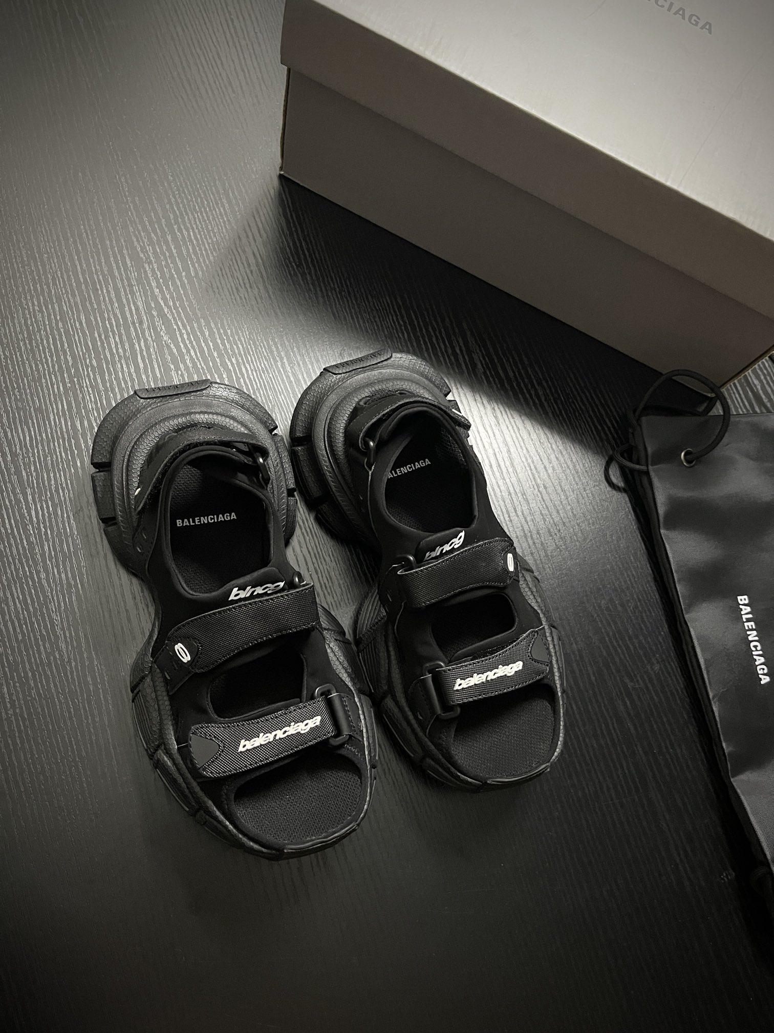 高級感溢れる balenciaga スニーカー 安いＮ級品 軽量サンダル 快適な履き心地 柔軟 シンプル ブラック_2