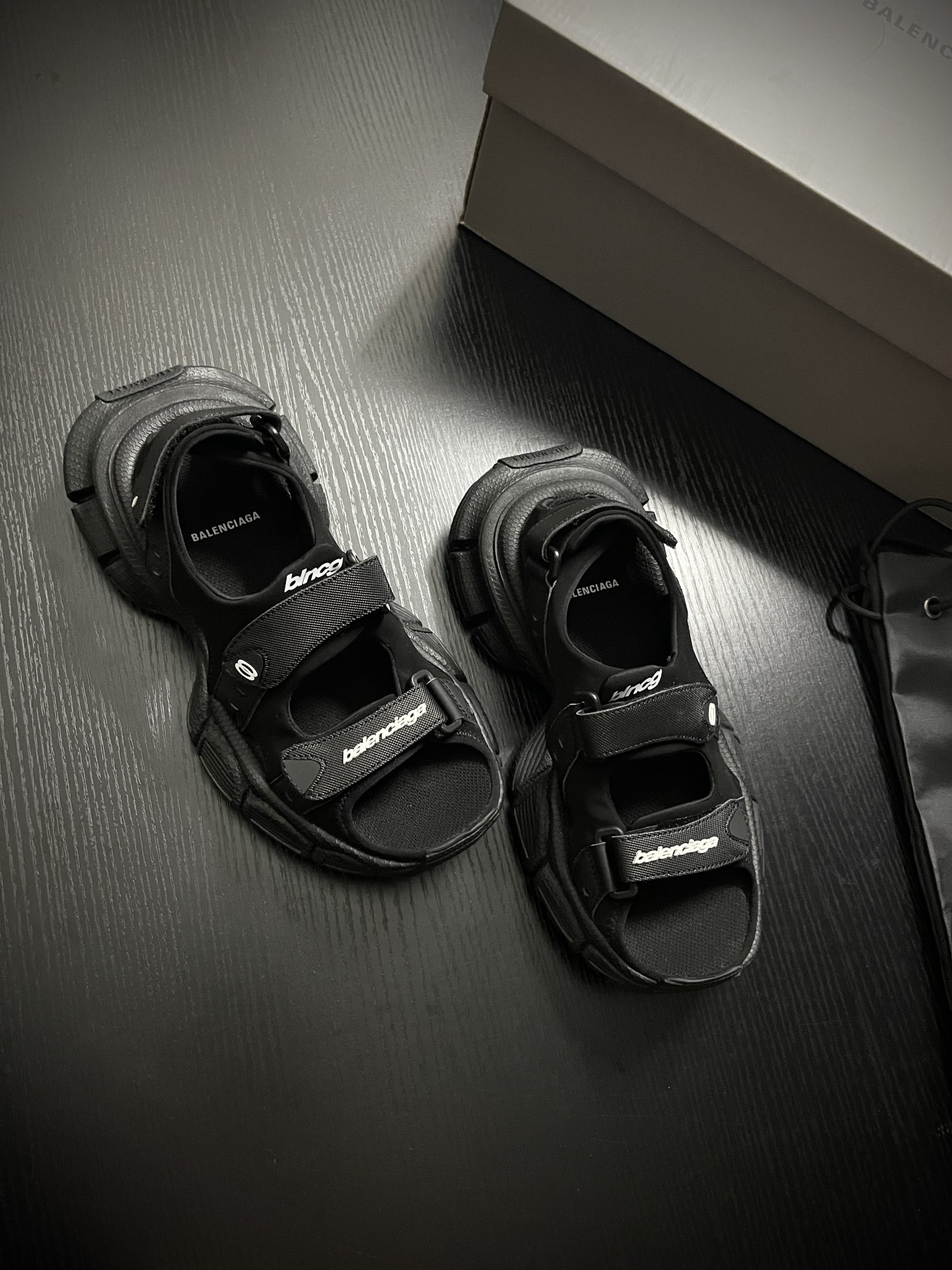 高級感溢れる balenciaga スニーカー 安いＮ級品 軽量サンダル 快適な履き心地 柔軟 シンプル ブラック_3