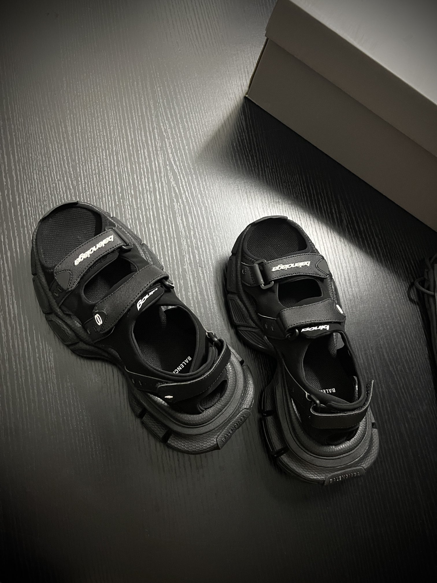 高級感溢れる balenciaga スニーカー 安いＮ級品 軽量サンダル 快適な履き心地 柔軟 シンプル ブラック_4