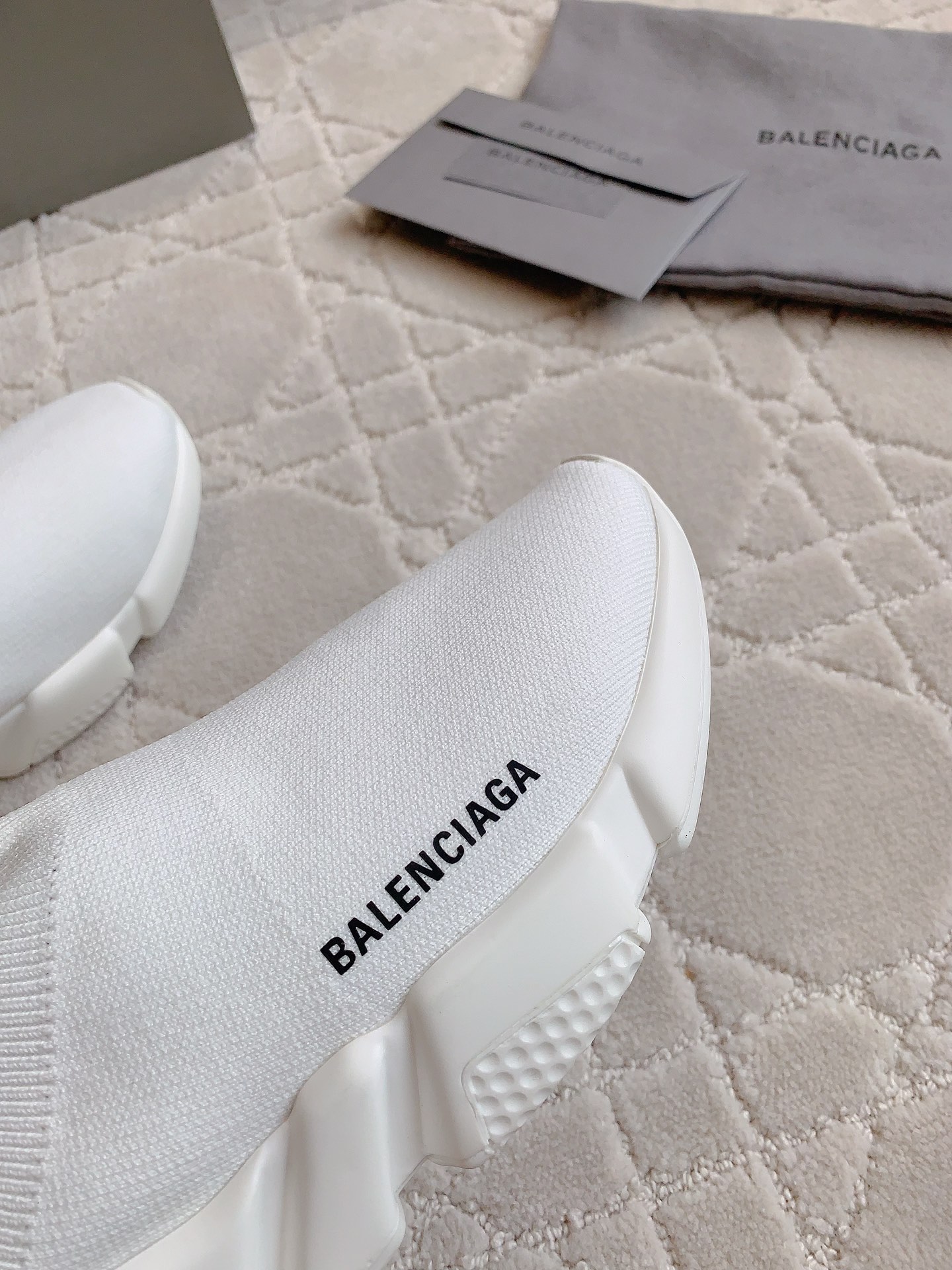 海外セレブが愛用する balenciaga メンズ スニーカー偽物 スリッパ 履くのが簡単で 男女兼用 シンプル 軽量 ホワイト_6