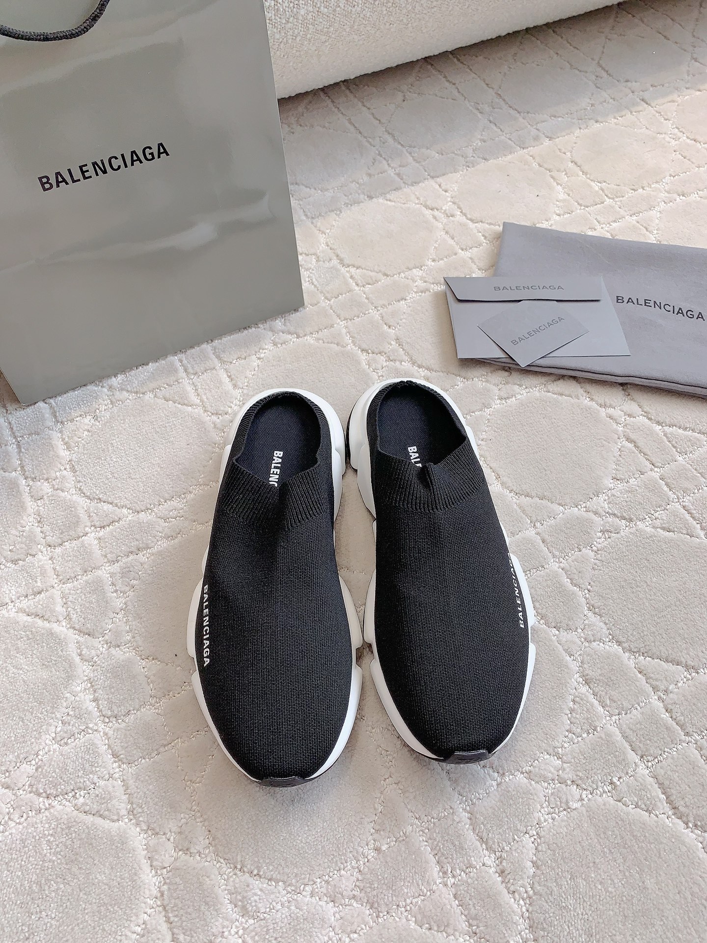 海外セレブが愛用する balenciaga メンズ 靴Ｎ級品 スリッパ 履くのが簡単で 男女兼用 シンプル 軽量 ブラック_1