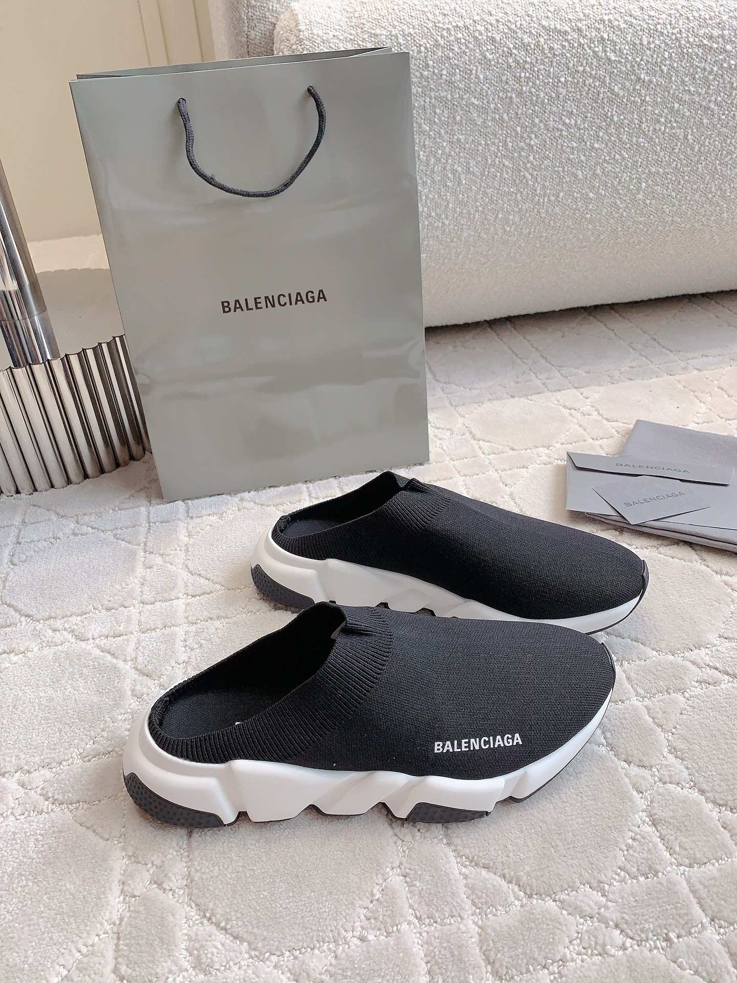 海外セレブが愛用する balenciaga メンズ 靴Ｎ級品 スリッパ 履くのが簡単で 男女兼用 シンプル 軽量 ブラック_2
