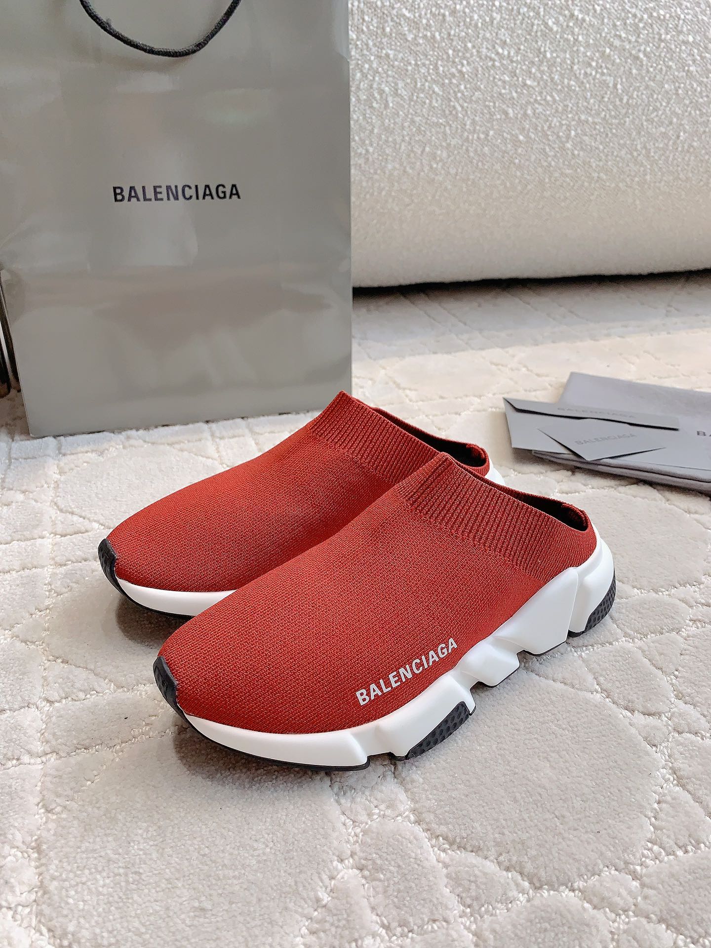 海外セレブが愛用する balenciaga レディース スニーカーコピー スリッパ 履くのが簡単で 男女兼用 シンプル 軽量 レッド_2