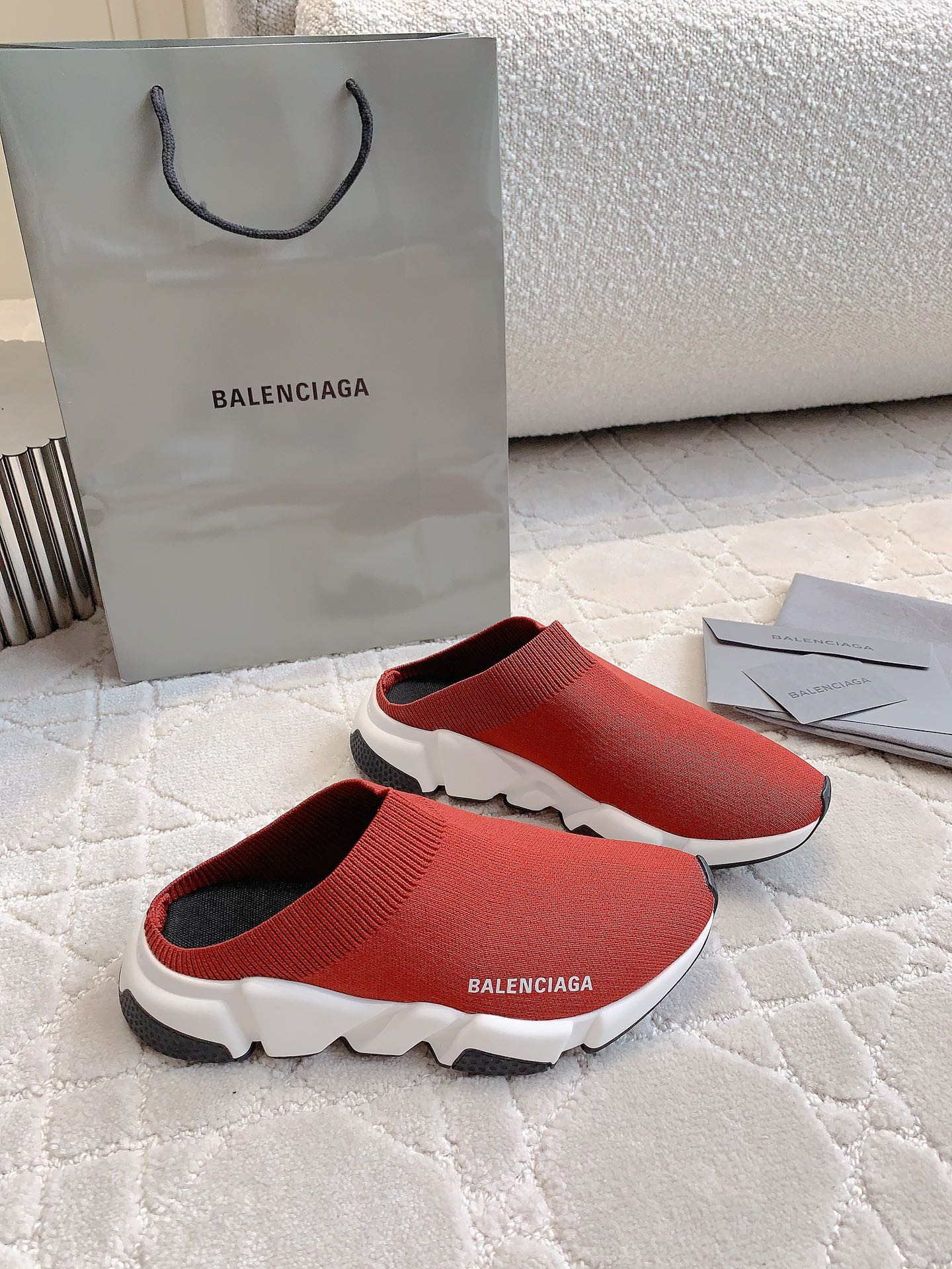 海外セレブが愛用する balenciaga レディース スニーカーコピー スリッパ 履くのが簡単で 男女兼用 シンプル 軽量 レッド_3