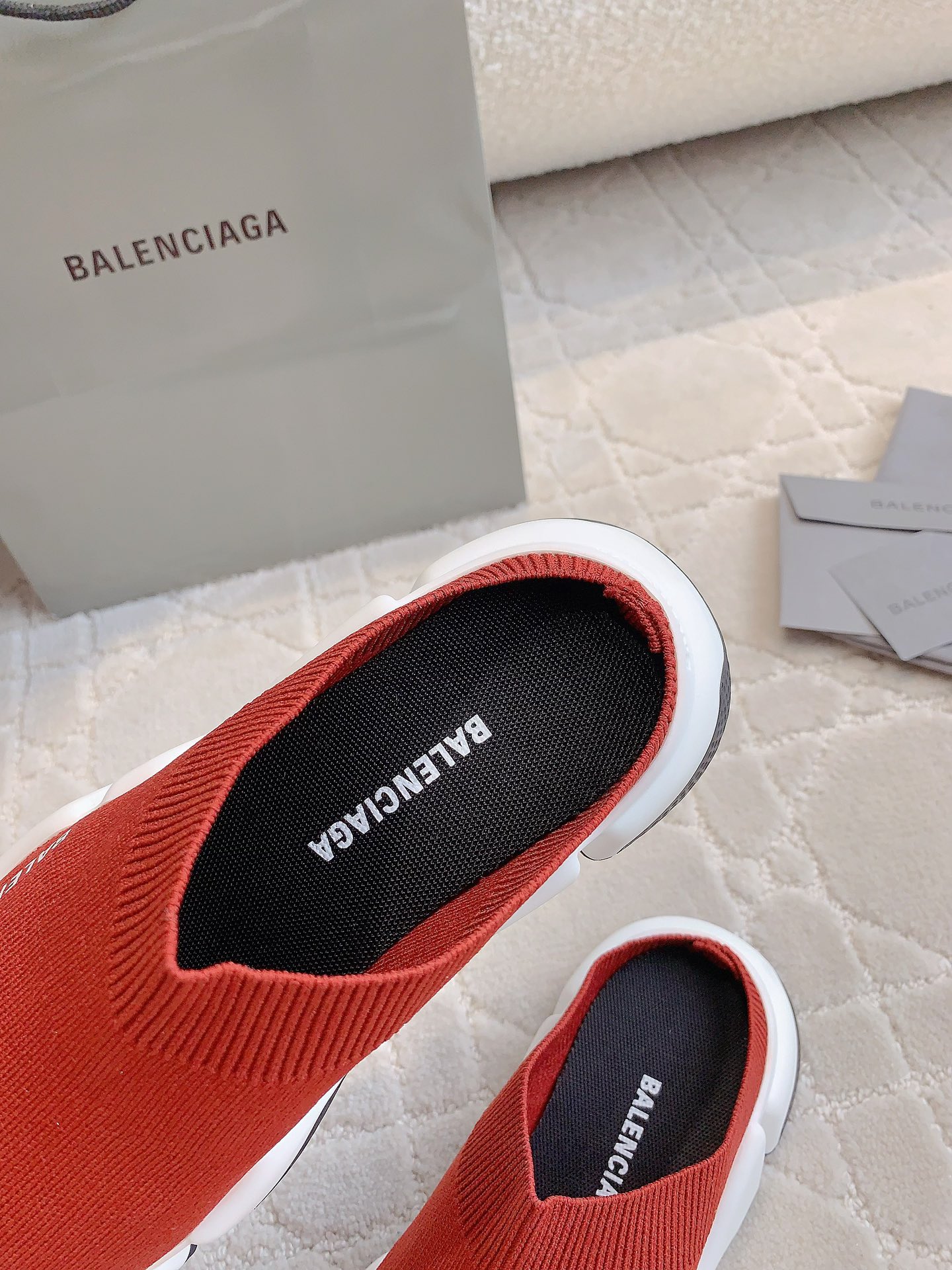 海外セレブが愛用する balenciaga レディース スニーカーコピー スリッパ 履くのが簡単で 男女兼用 シンプル 軽量 レッド_7