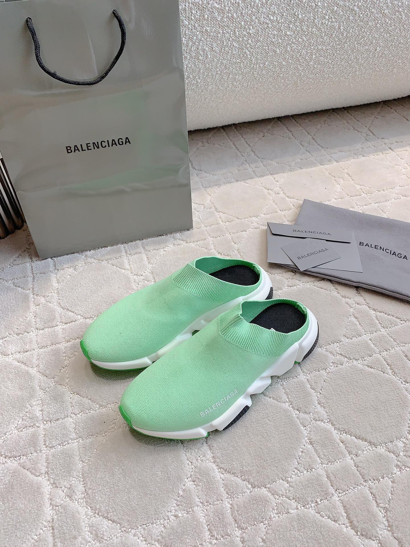 海外セレブが愛用する balenciaga 新作 靴スーパーコピー スリッパ 履くのが簡単で 男女兼用 シンプル 軽量 グリーン_2