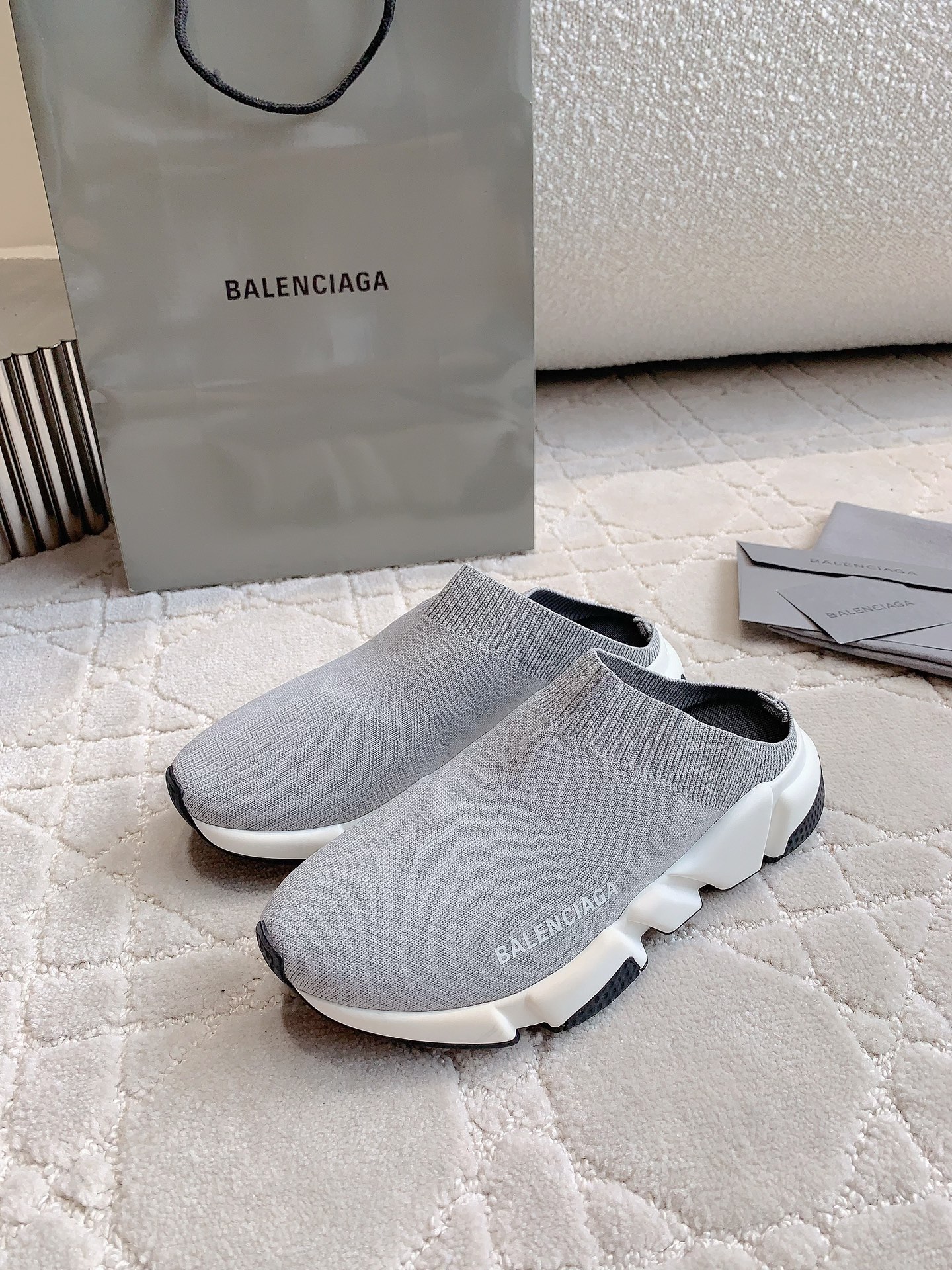 海外セレブが愛用する balenciaga 靴 レディース偽物 スリッパ 履くのが簡単で 男女兼用 シンプル 軽量 グレイ_2