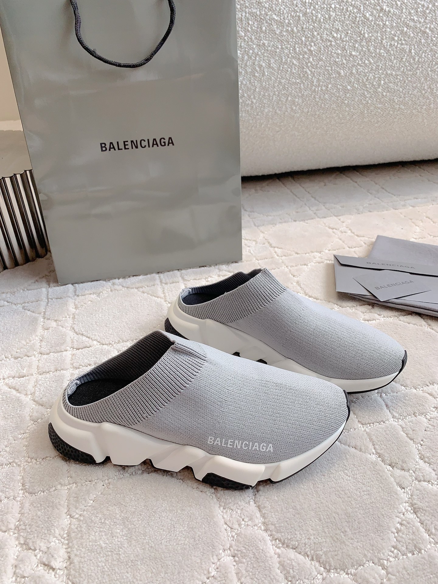 海外セレブが愛用する balenciaga 靴 レディース偽物 スリッパ 履くのが簡単で 男女兼用 シンプル 軽量 グレイ_3