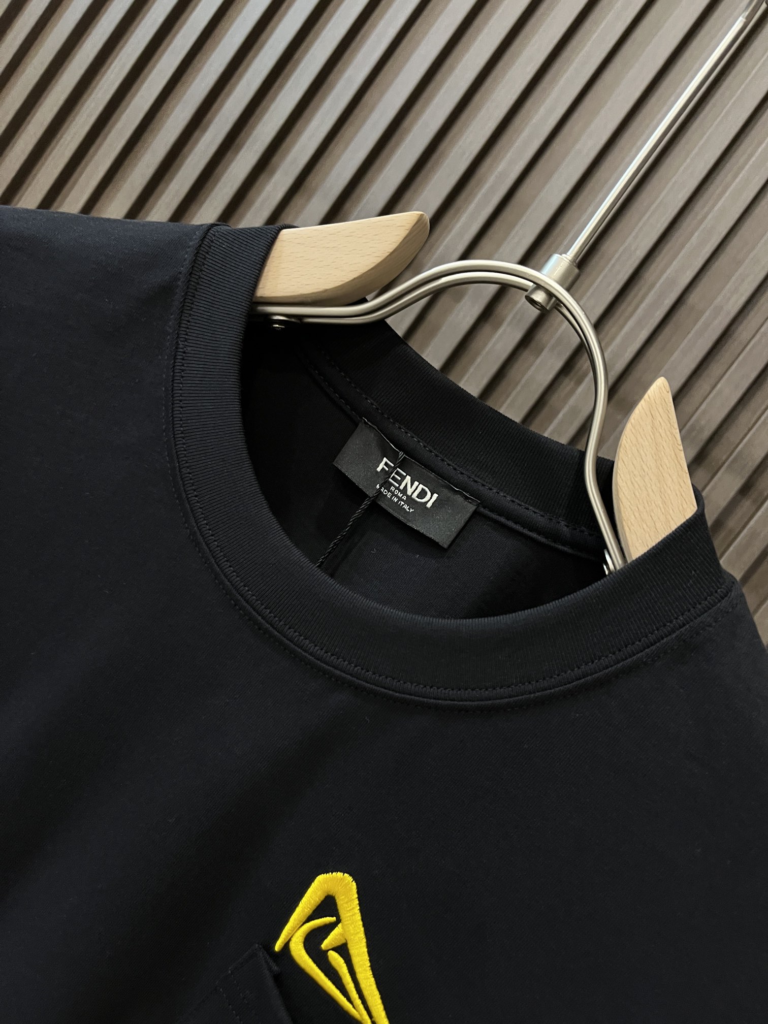 今季のおすすめ fendi シャツ偽物 トップス Tシャツ 定番ロゴプリント 純綿 短袖 ファッション ブラック_2