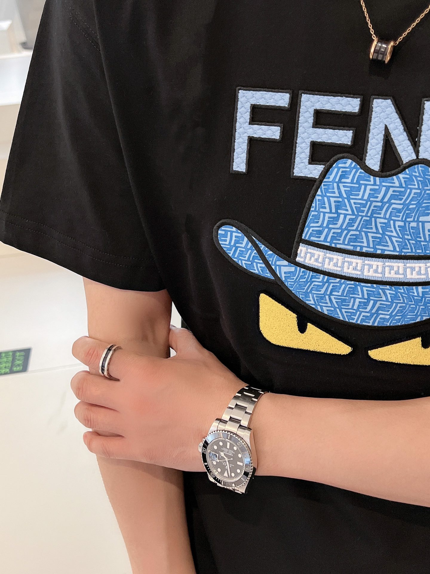 限定の人気アイテム fendi メンズ t シャツスーパーコピー 純綿 柔らかい トップス 帽子ロゴプリント ブラック_3