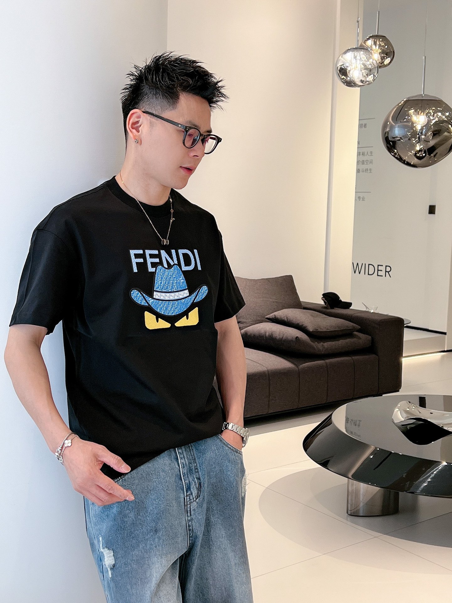 限定の人気アイテム fendi メンズ t シャツスーパーコピー 純綿 柔らかい トップス 帽子ロゴプリント ブラック_12