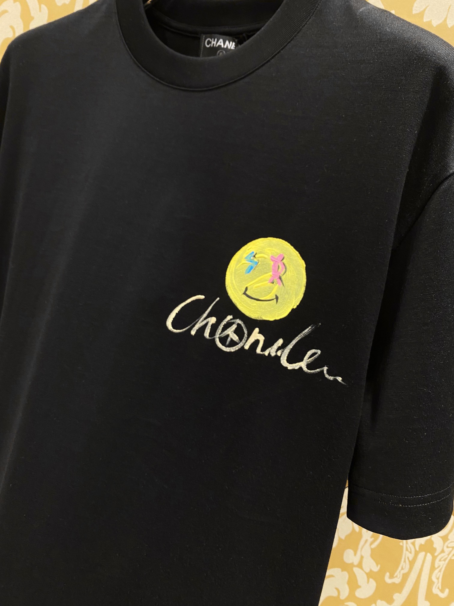 chanel t シャツ ピンクスーパーコピー 笑顔プリント シンプル 純綿 トップス 半袖 裏にロゴプリント 男女兼用 ブラック_2