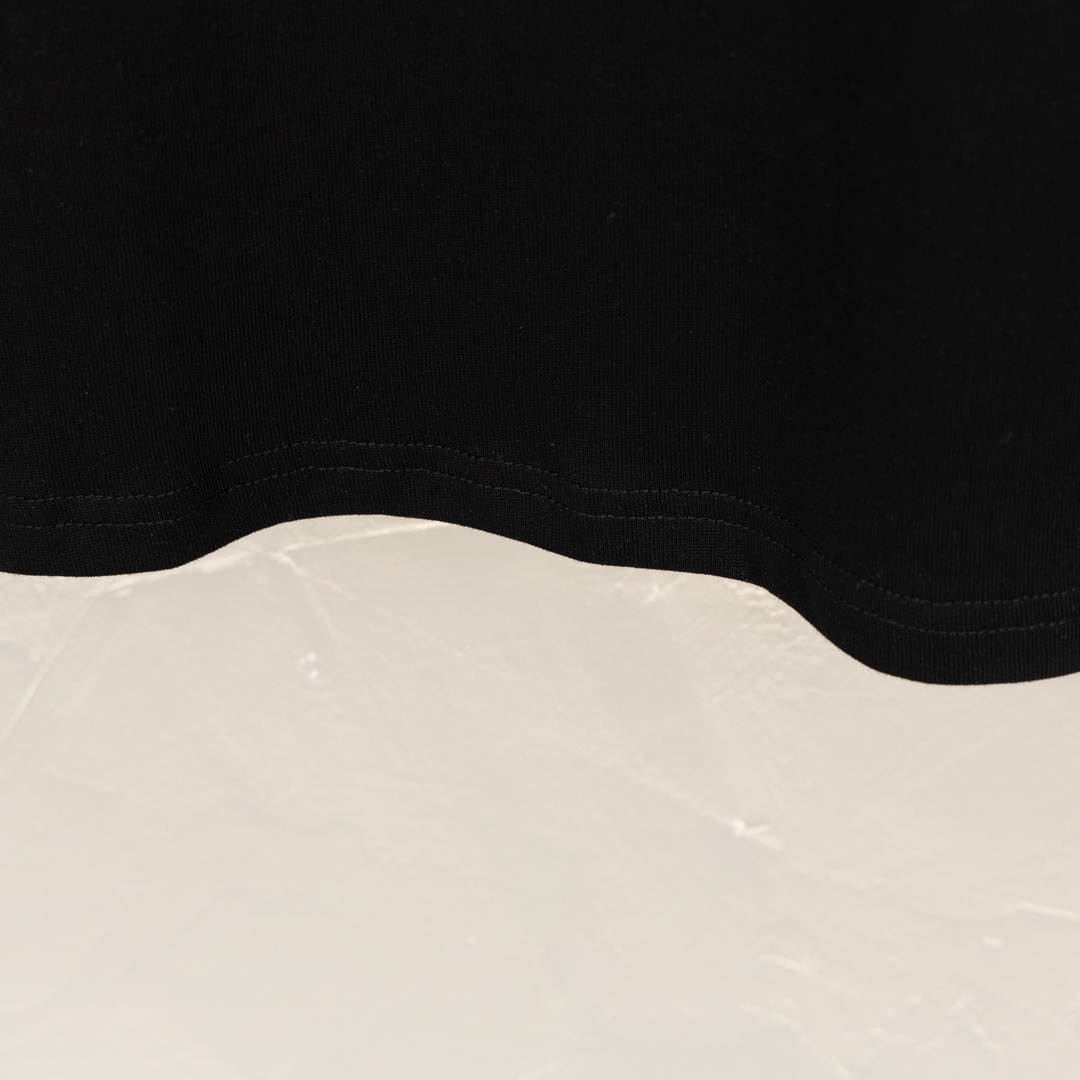 最新の2024年 chanel ボーダー t シャツ偽物 純綿 トップス 半袖 大きいロゴ プリント 人気商品 ブラック_3