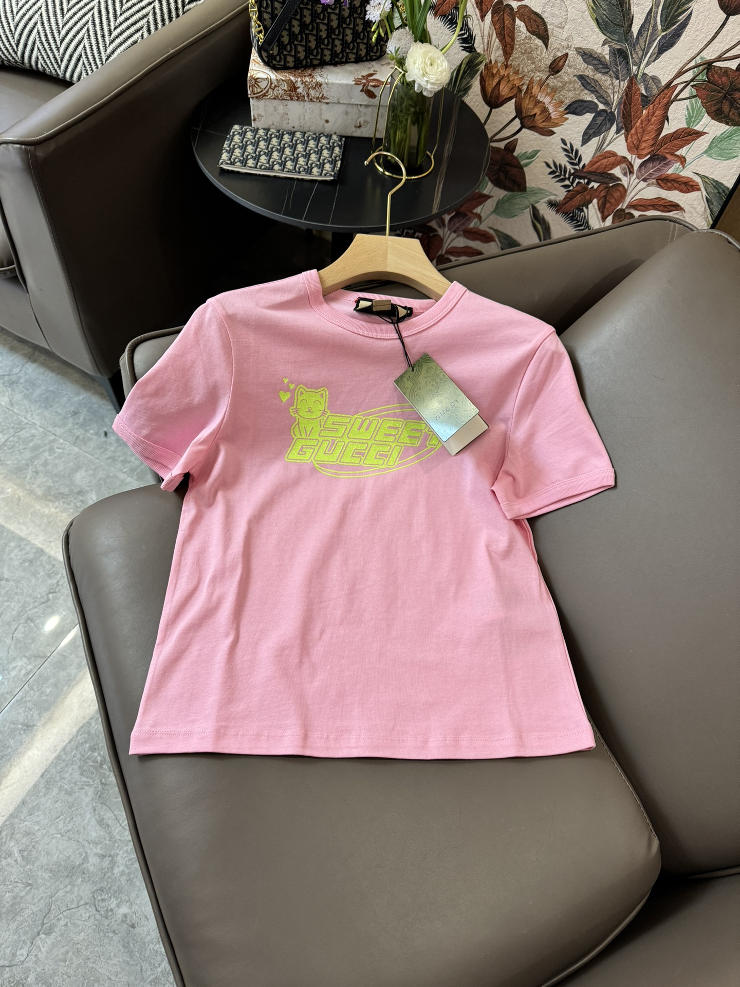 目を引く存在感 グッチ t シャツ偽物 純綿 トップス ネコロゴプリント 半袖 柔らかい シンプル ピンク_1