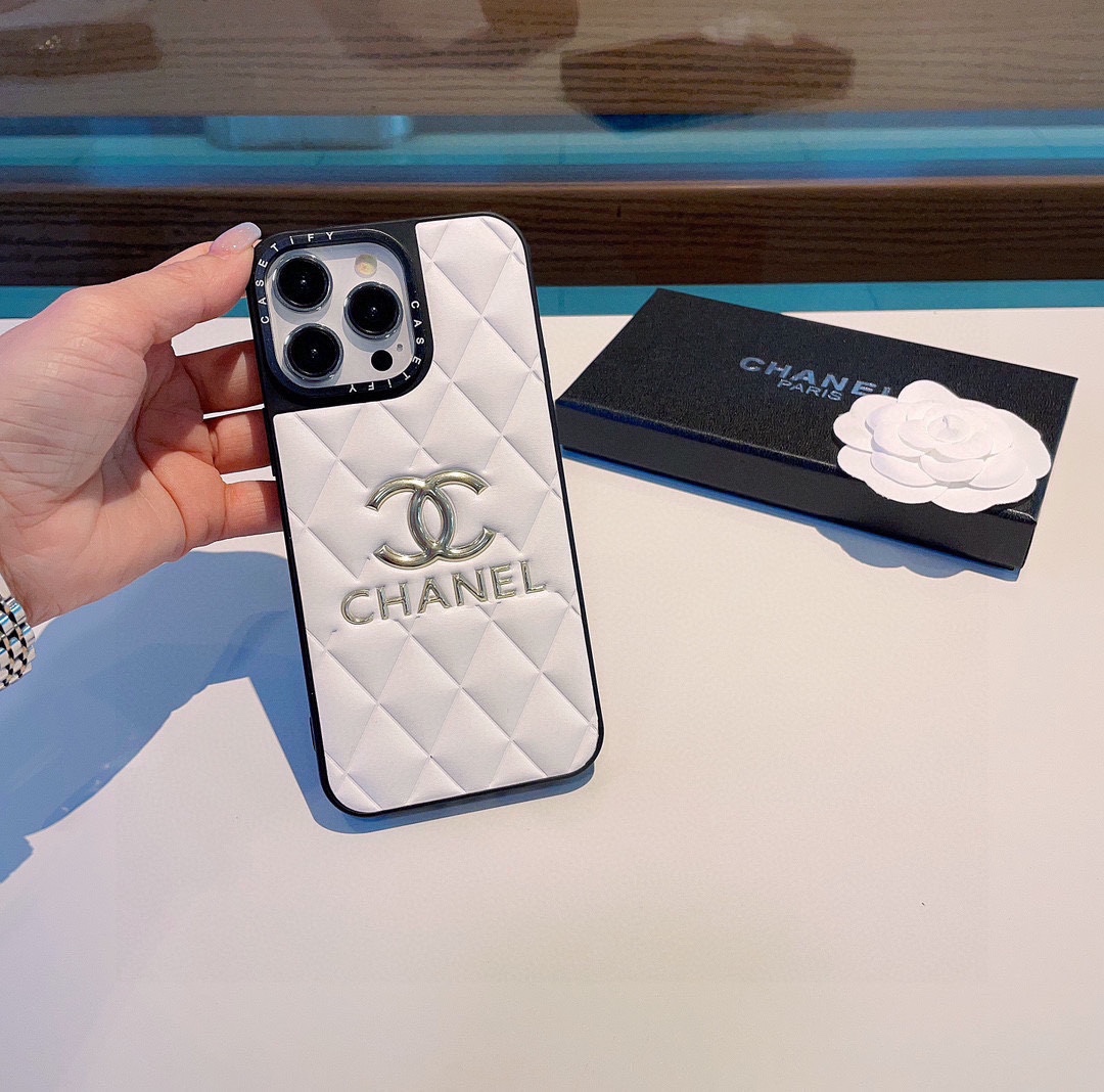 chanel スマホ ケースＮ級品 スマートフォンケース耐衝撃 傷防止 全面保護 大きいロゴ レザー素材 柔らかい ホワイト_2