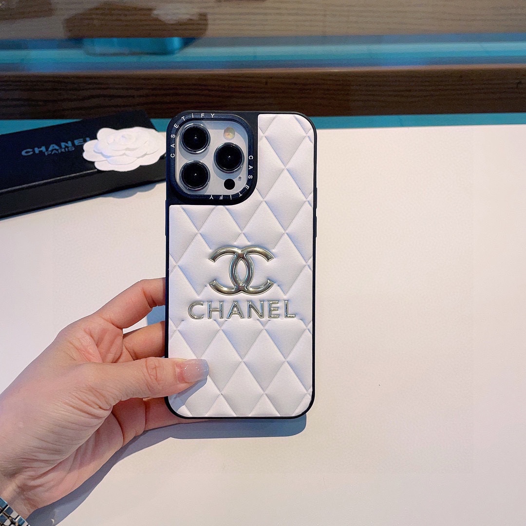 chanel スマホ ケースＮ級品 スマートフォンケース耐衝撃 傷防止 全面保護 大きいロゴ レザー素材 柔らかい ホワイト_3