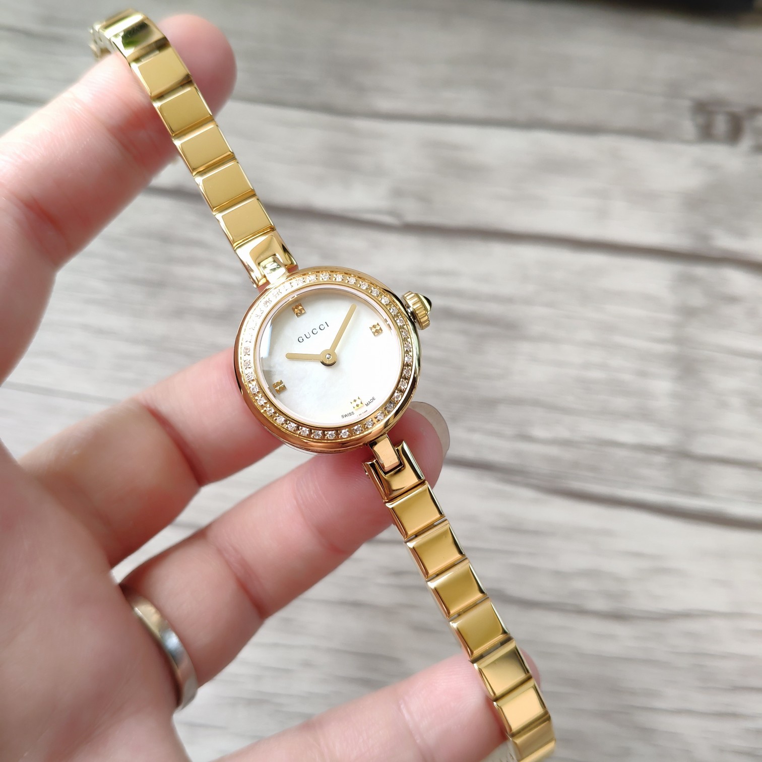 gucci レディース 腕時計スーパーコピー ウォッチ ダイヤモンド飾り うで時計 直径22㎜ レディース ゴールド_2