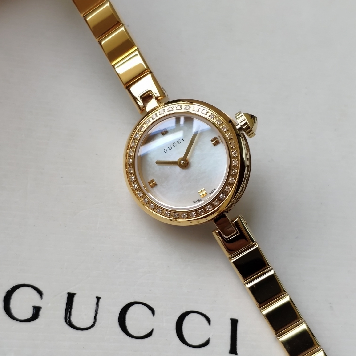 gucci レディース 腕時計スーパーコピー ウォッチ ダイヤモンド飾り うで時計 直径22㎜ レディース ゴールド_3