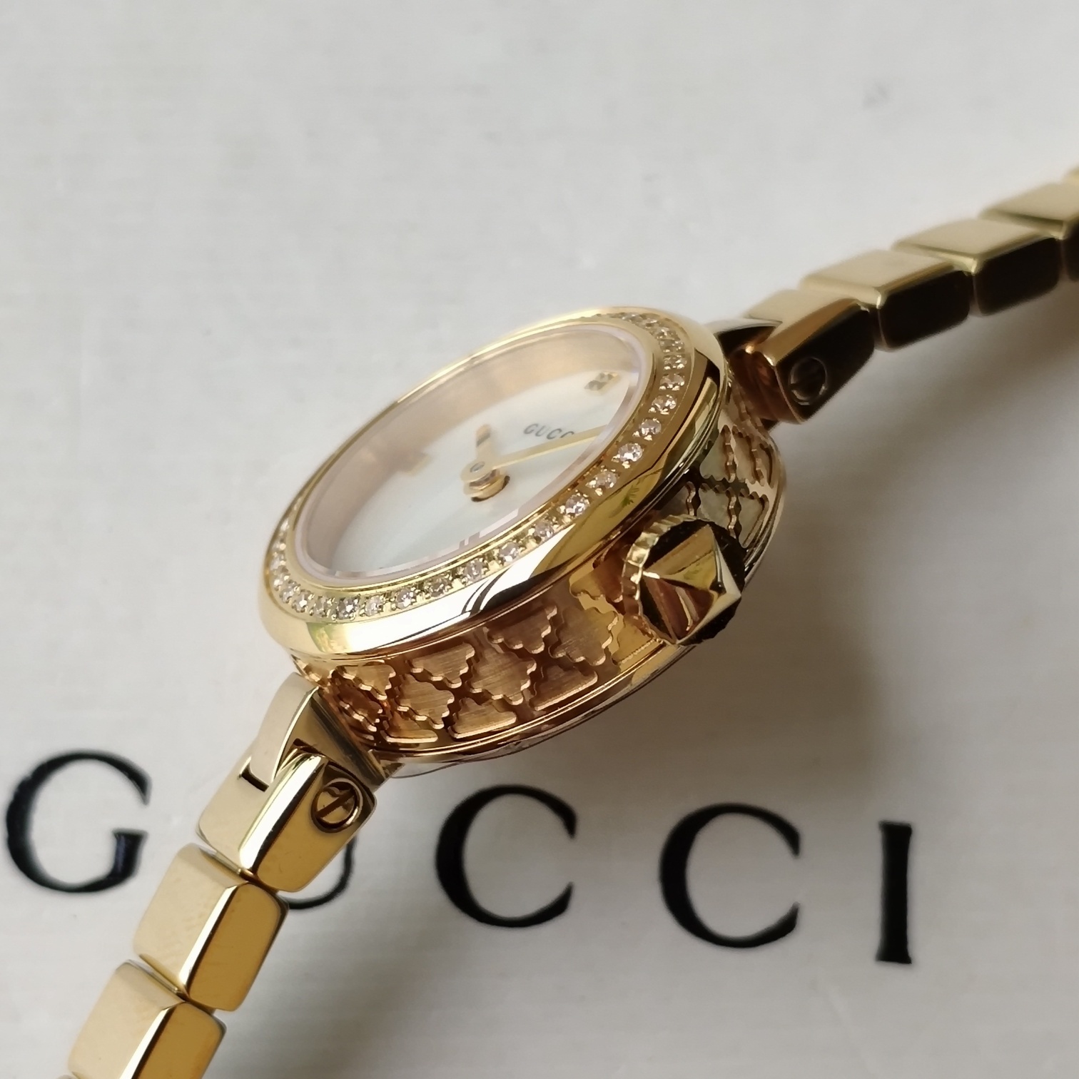 gucci レディース 腕時計スーパーコピー ウォッチ ダイヤモンド飾り うで時計 直径22㎜ レディース ゴールド_6