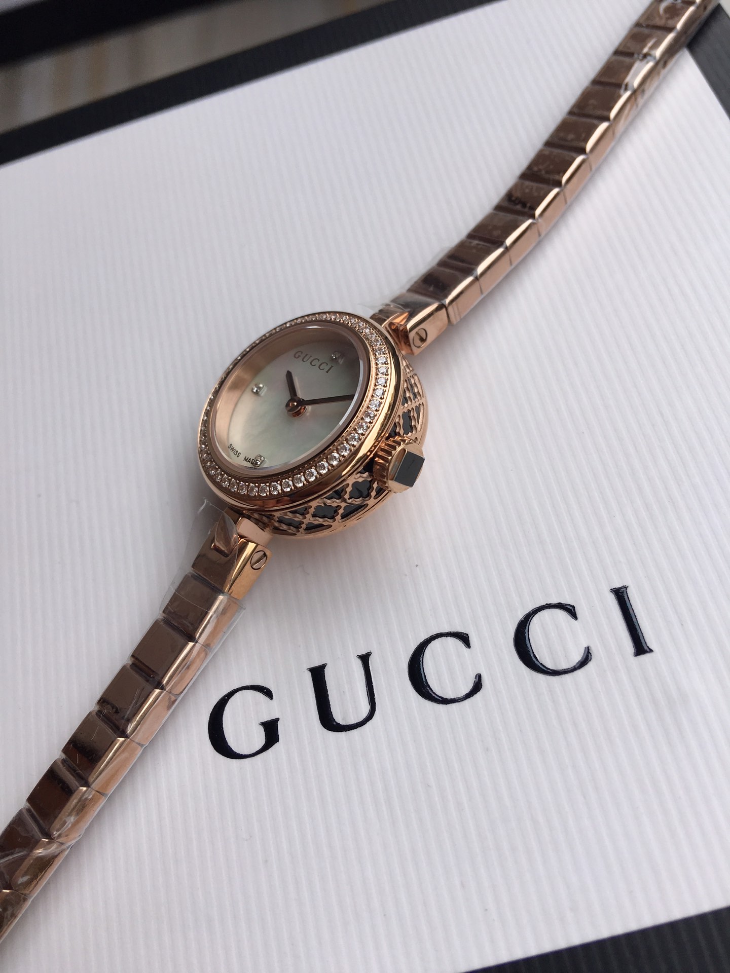 gucci ペア ウォッチ偽物 ウォッチ ダイヤモンド飾り うで時計 スチールバンド 直径22㎜ レディース ローズゴールド_4