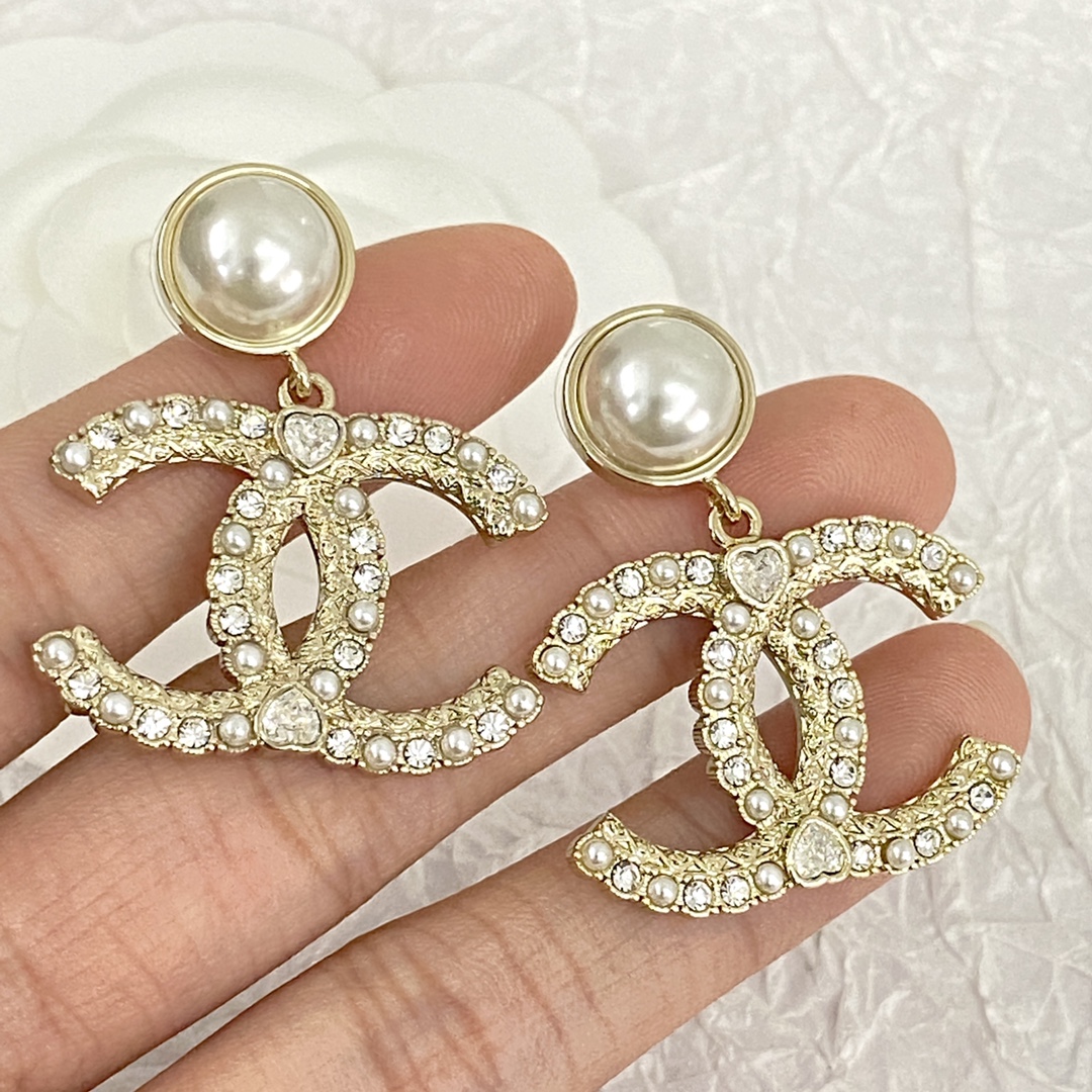 シャネルイヤリング新作スーパーコピー 女性 真珠 ロゴ形 ダイヤモンド飾 型番E2463 キラキラ ゴールド色_7