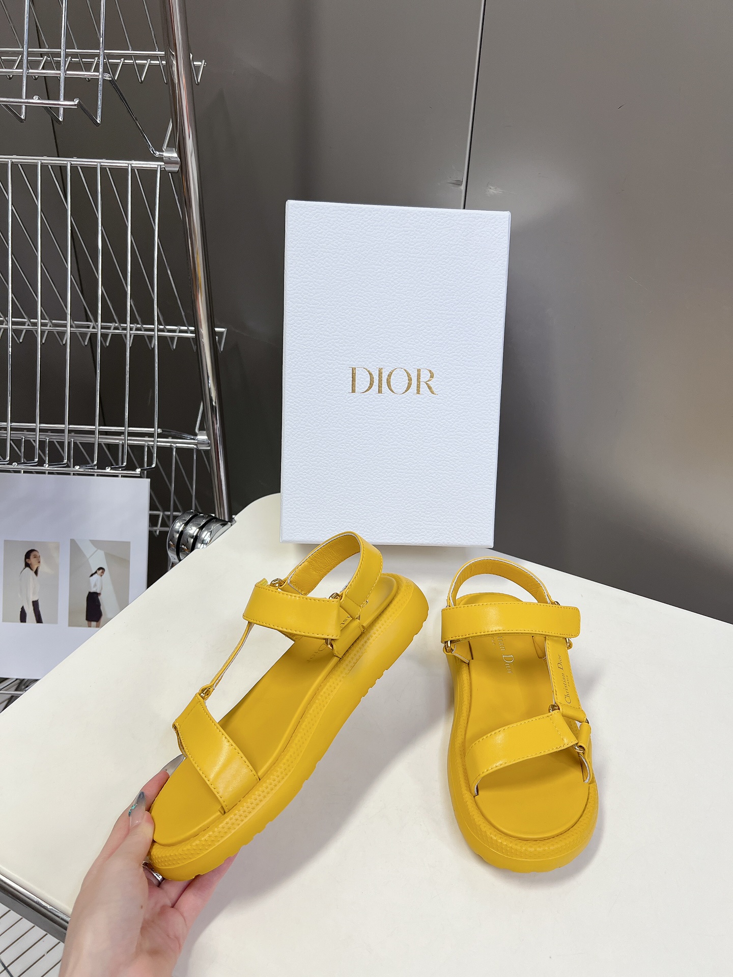 人気新作アイテム レディース dior サンダルコピー 柔らかい マジックテープのサンダル 夏用 水陸両用 イエロー_3