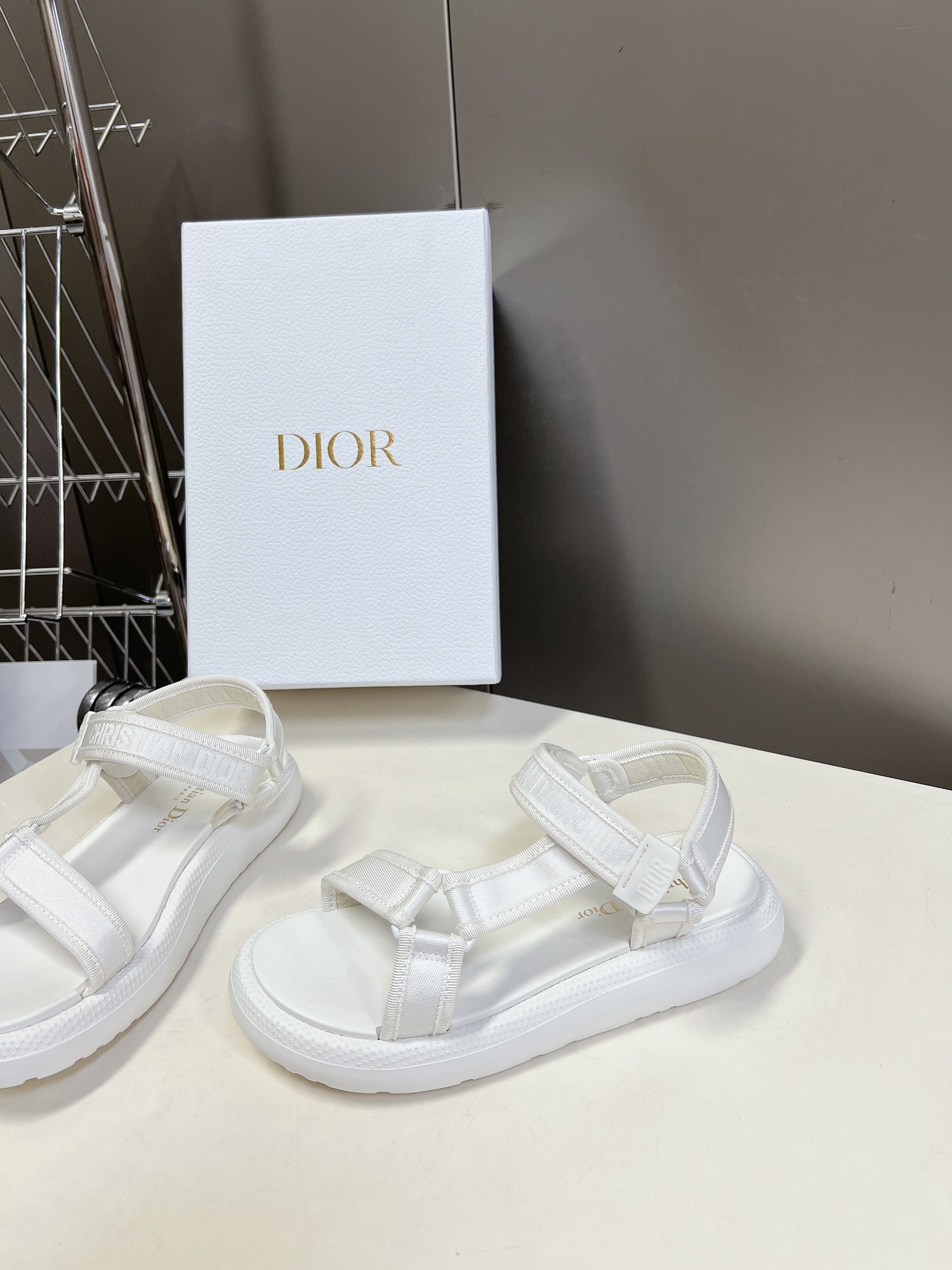 人気新作アイテム dior homme サンダルスーパーコピー 柔らかい マジックテープのサンダル 夏用 ロゴプリント ホワイト_3