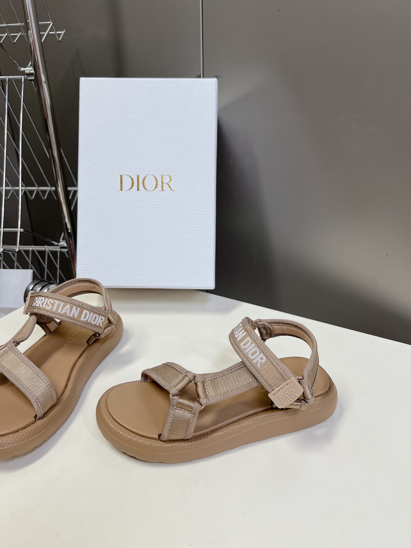 魅力的なスタイル dior ヒール サンダルスーパーコピー 柔らかい マジックテープのサンダル 夏用 ブラウン_3