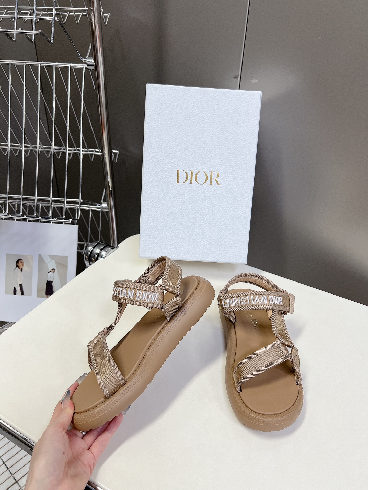 魅力的なスタイル dior ヒール サンダルスーパーコピー 柔らかい マジックテープのサンダル 夏用 ブラウン_4