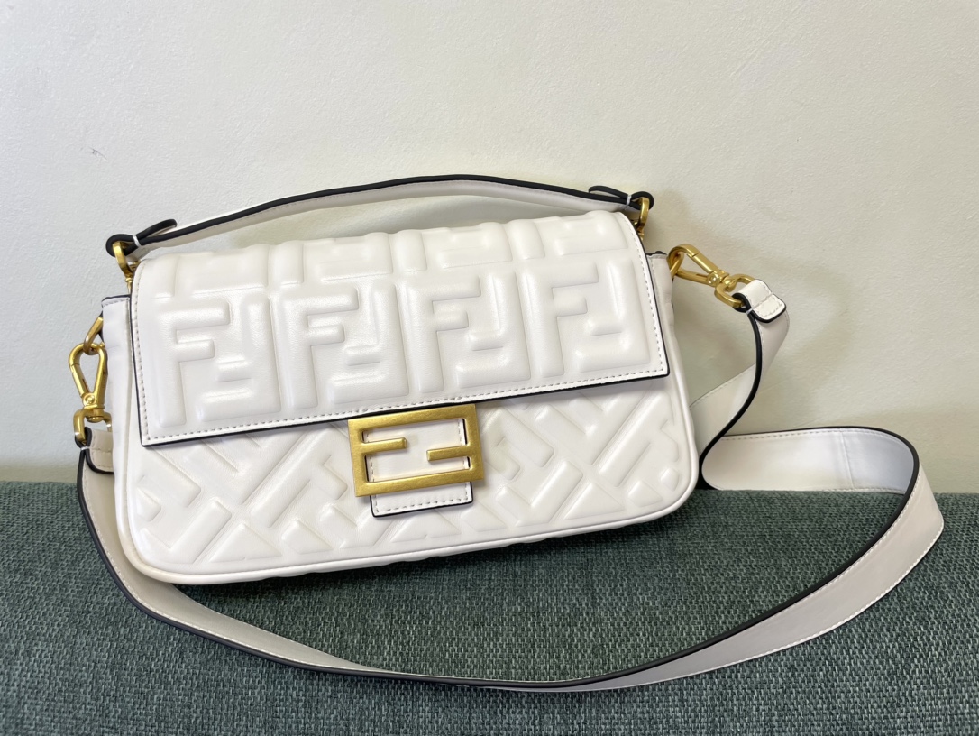 fendi のバッグスーパーコピー 手持ちバッグ 斜め掛け おしゃれ 人気定番 型番0191M レディース レザー ホワイト_1