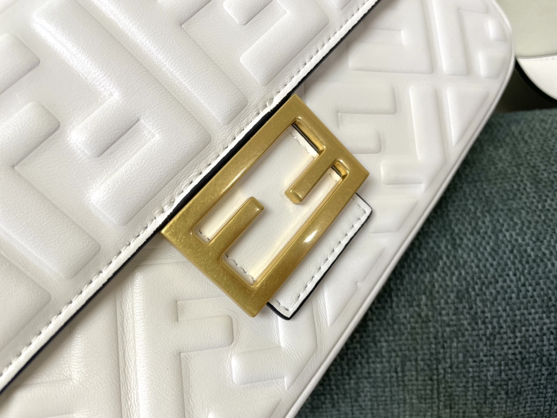 fendi のバッグスーパーコピー 手持ちバッグ 斜め掛け おしゃれ 人気定番 型番0191M レディース レザー ホワイト_2