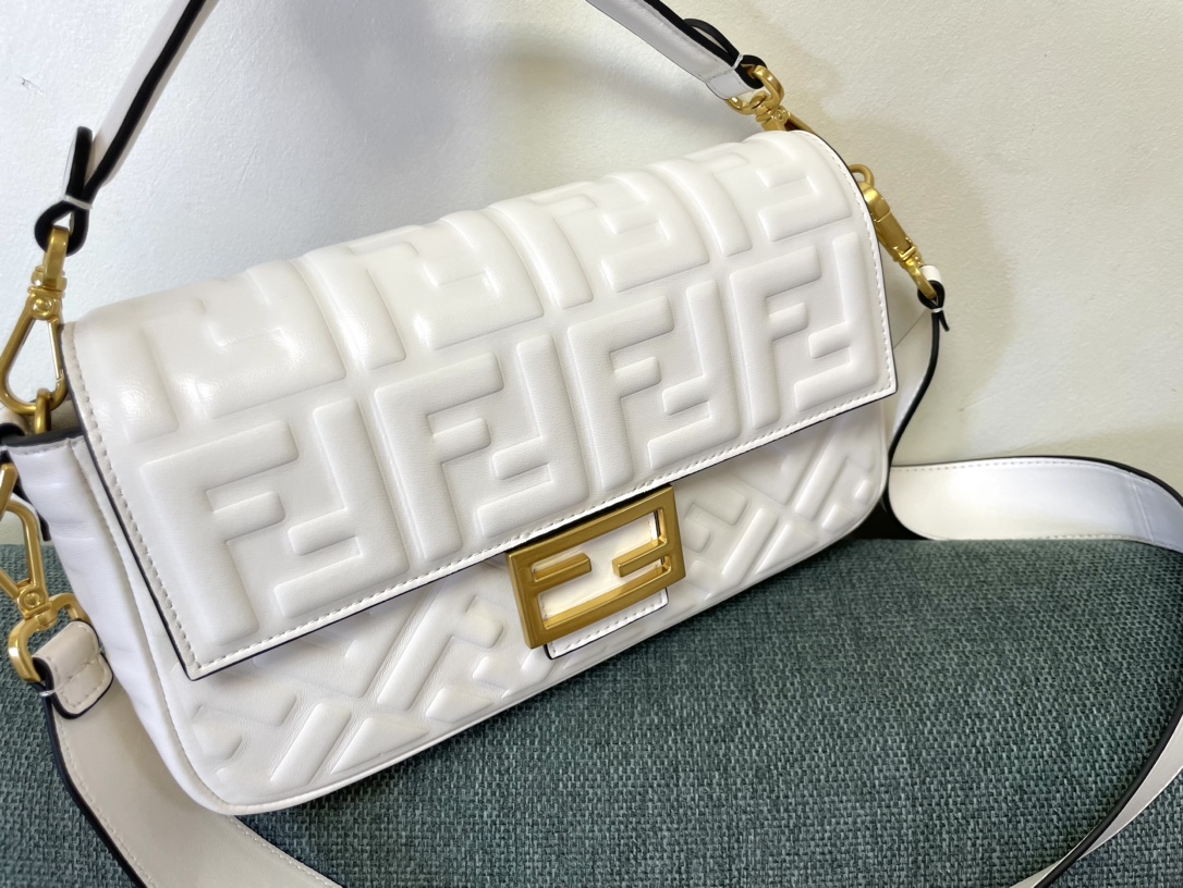 fendi のバッグスーパーコピー 手持ちバッグ 斜め掛け おしゃれ 人気定番 型番0191M レディース レザー ホワイト_3