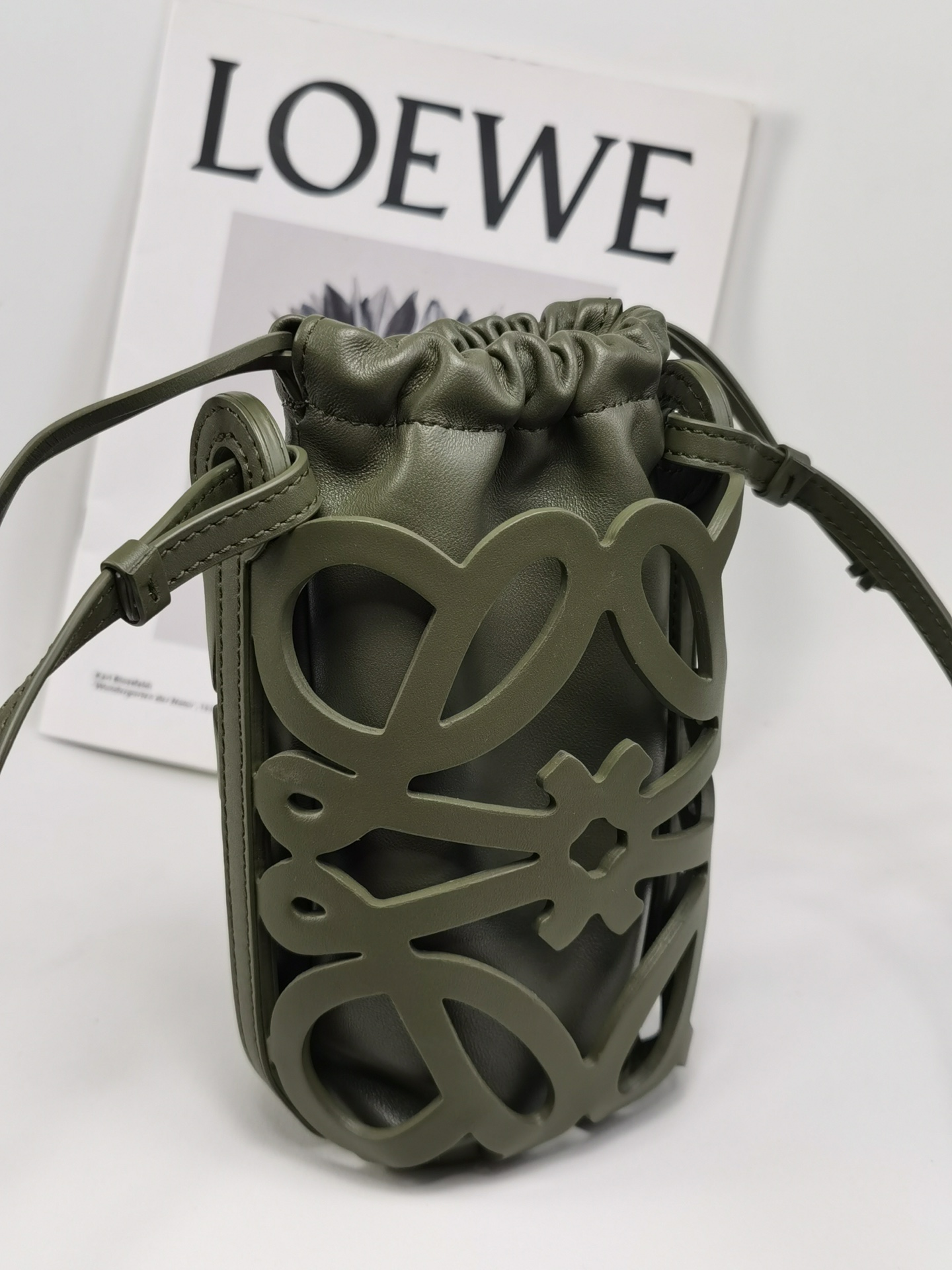 loewe かご バッグコピー 斜め掛けバッグ 922B 持ちバッグ レザー 目を引く存在感 シンプル グリーン_2