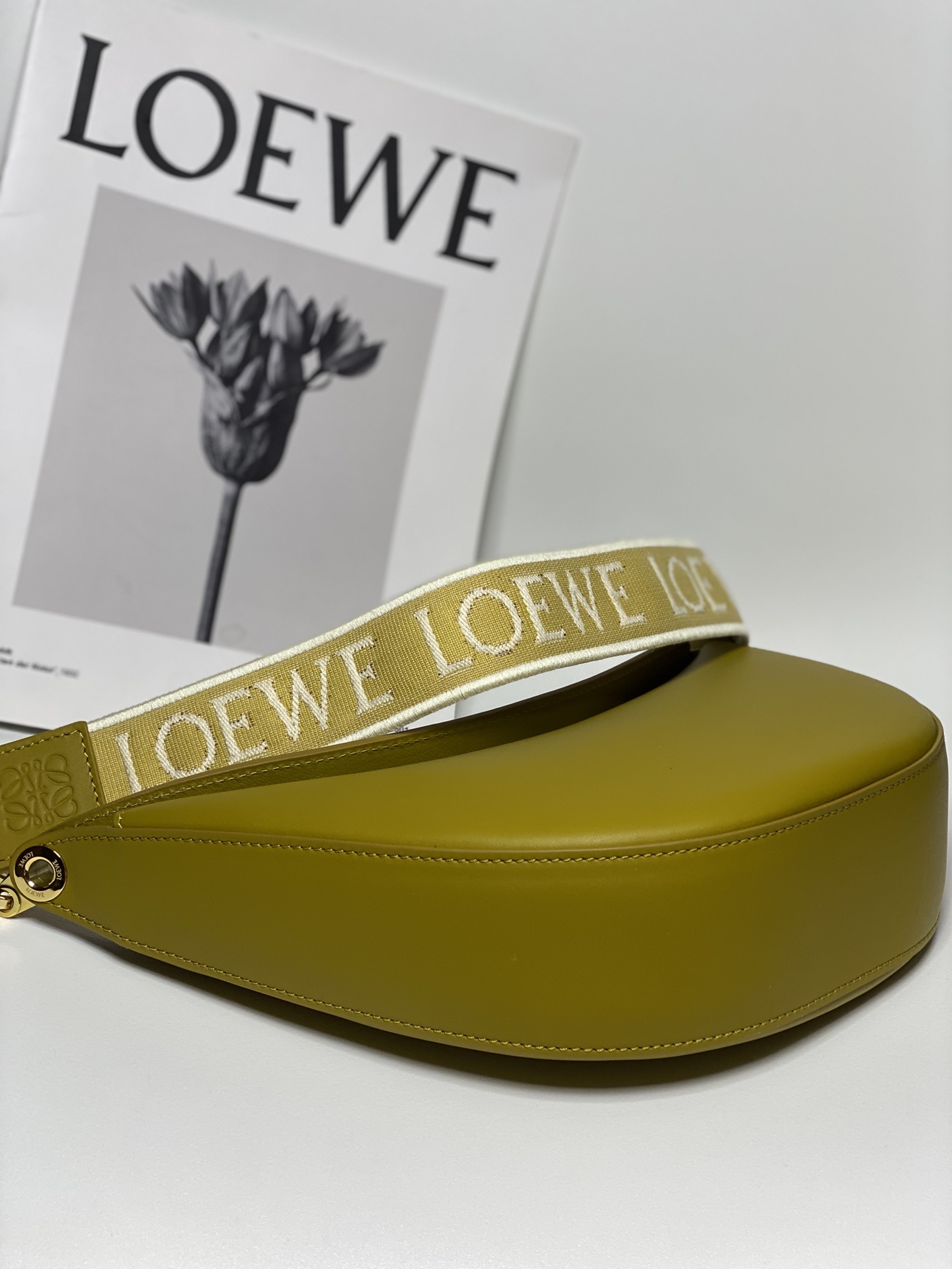 loewe ショルダー バッグスーパーコピー 牛革 品質保証 半月形 Hoboバッグ 持ちバッグ ミニ 3073 イエロー_4