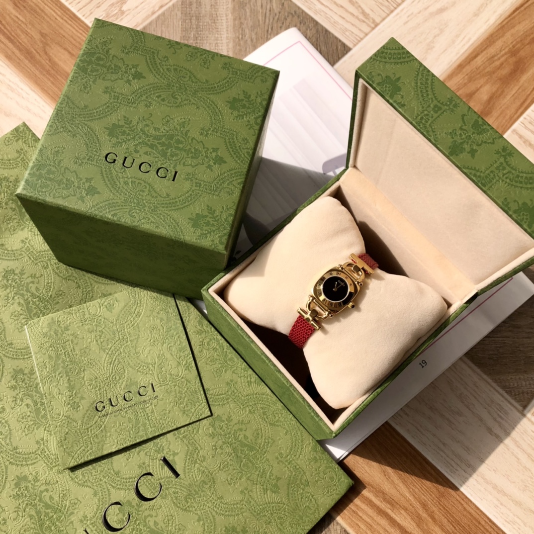 gucci 時計 メンズ偽物 うで時計 優雅 レザーバンド 大人気 シンプル 品質保証 レッド_3