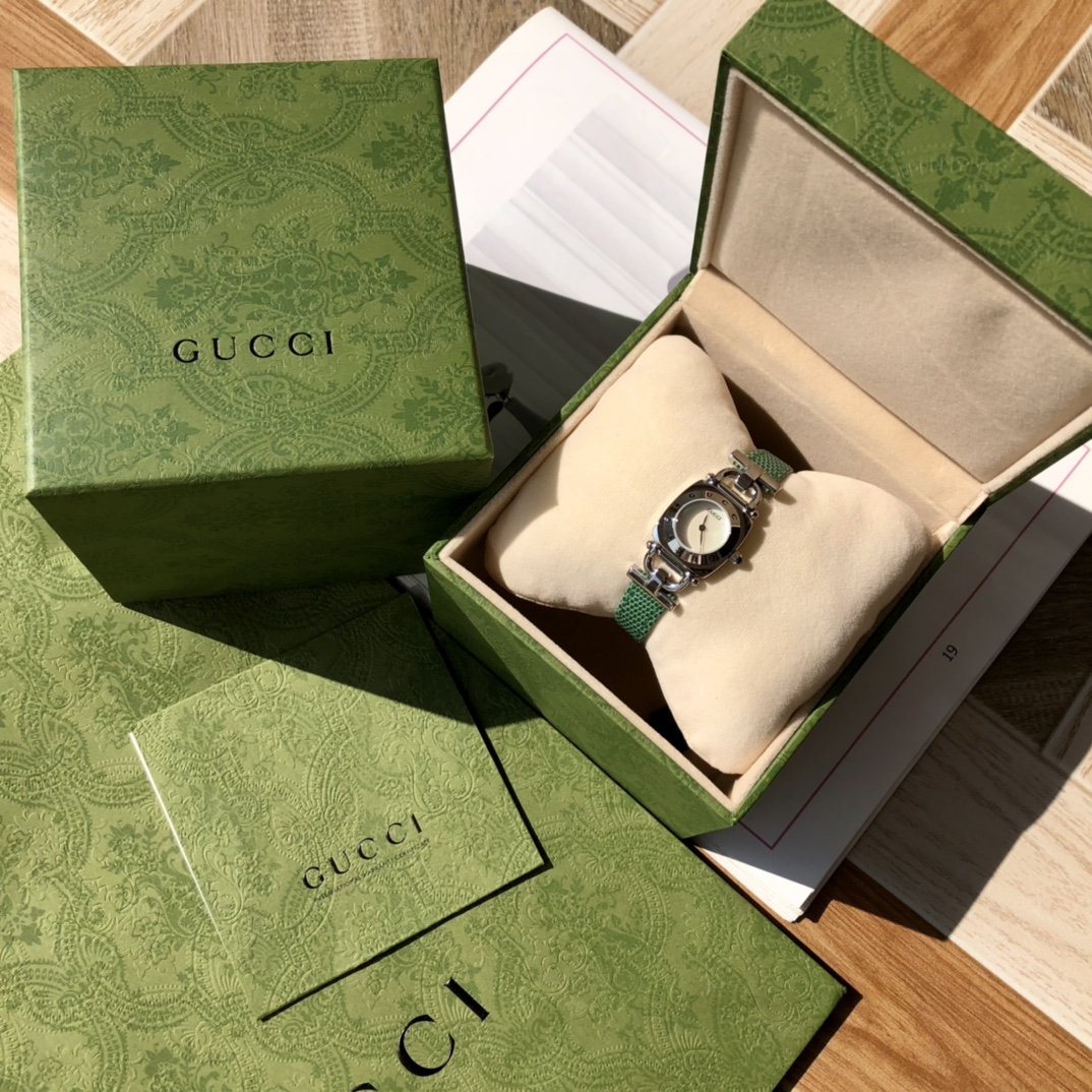 GUCCIコーチ レディース 時計偽物 うで時計 優雅 レザーバンド 大人気 シンプル 品質保証 シルバーケース グリーン_5