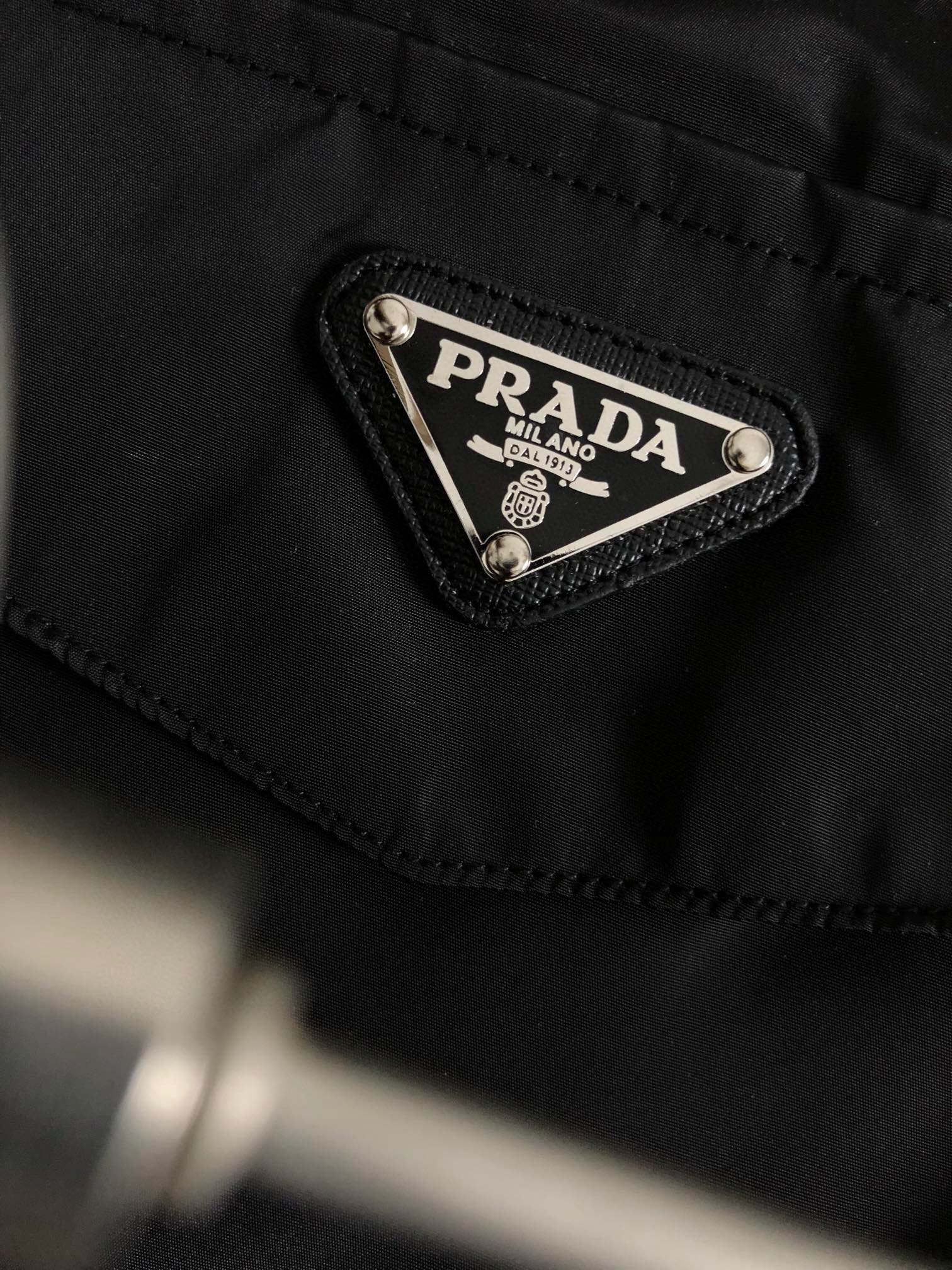 お手頃価格で prada の t シャツコピー トップス 綿100％ 柔らかい 短袖 ファッション ブラック_5