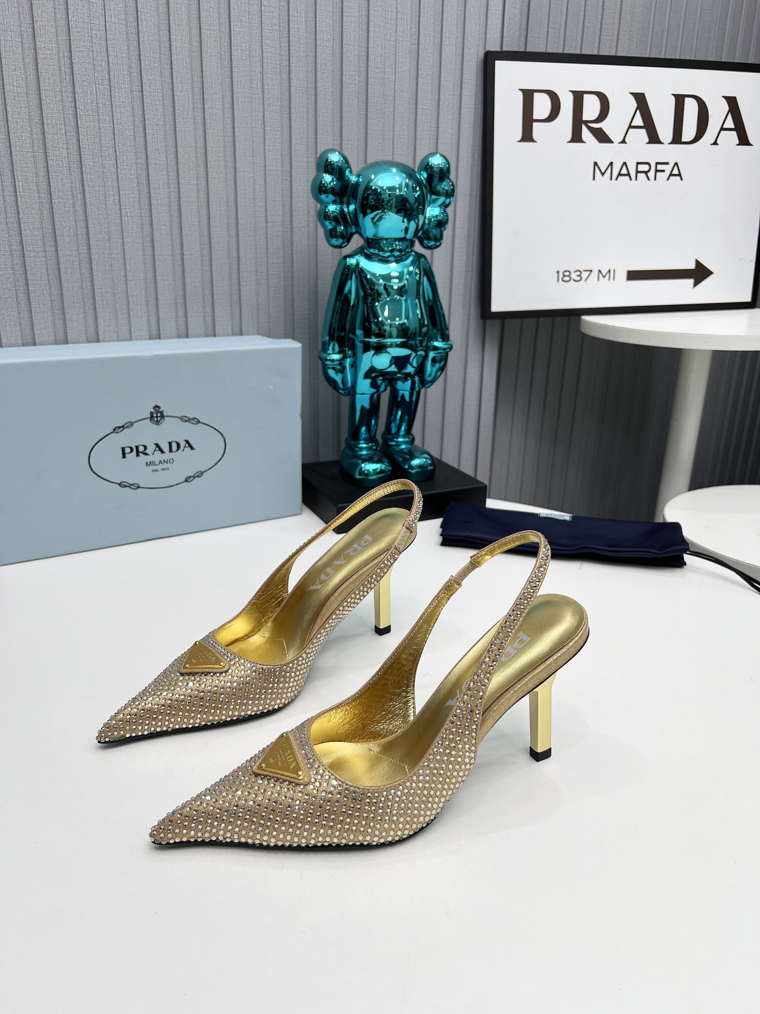 目を引く存在感 PRADA ソールパンプス偽物 パンプス ハイヒール ダイヤ飾り 8㎝ヒール 優雅 女性 ゴールド_2