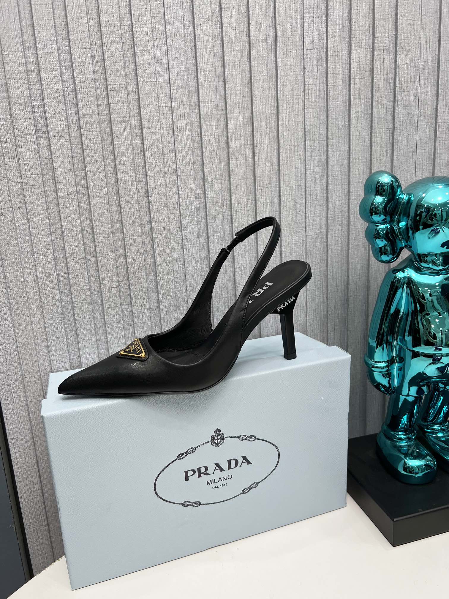 大人気 prada 靴コピーパンプス ハイヒール 本革 8㎝ヒール 海外セレブが愛用する 優雅 高品質 ブラック_5