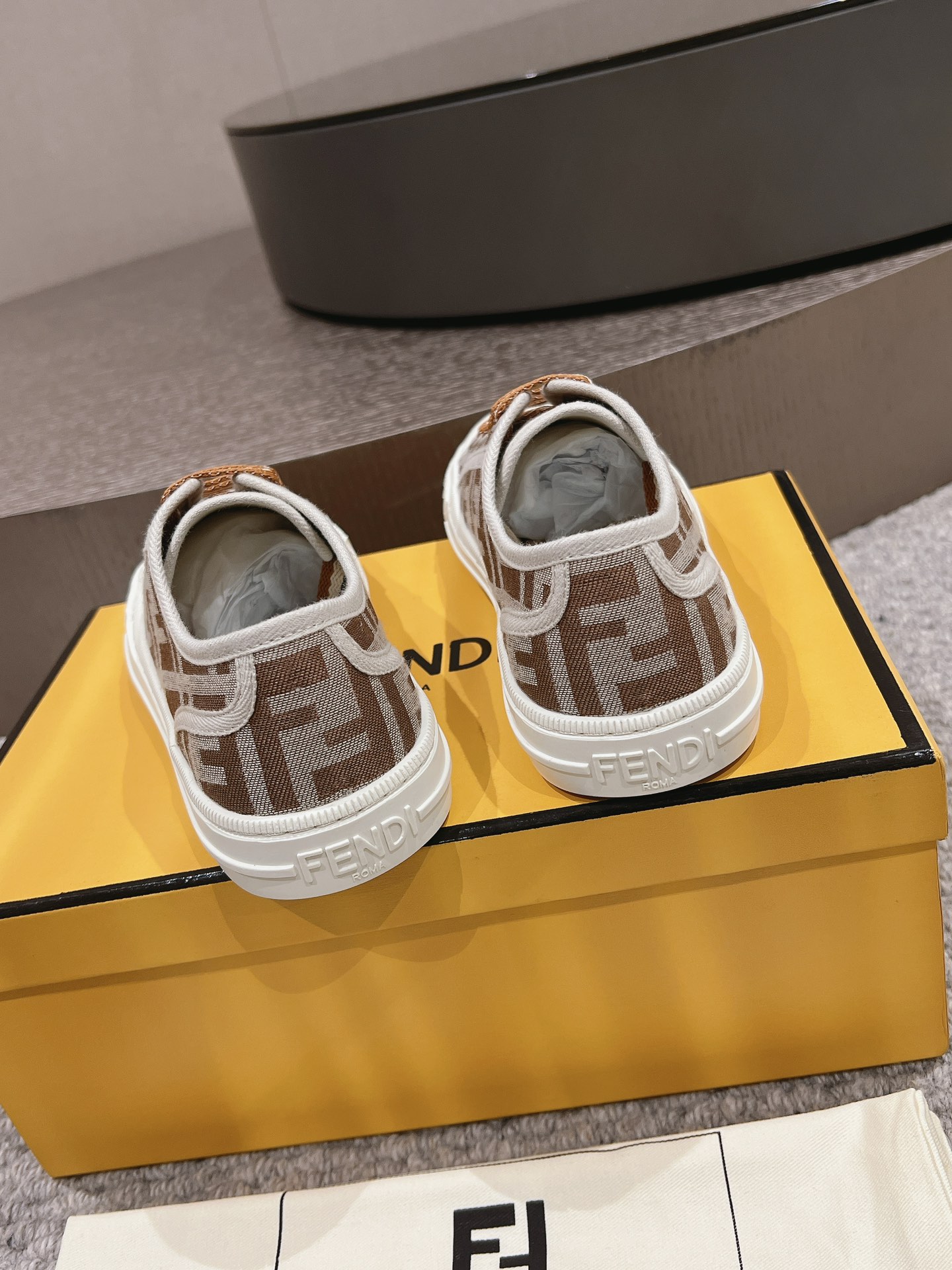 FENDI 超人気 ムンディアル スニーカーコピー 軽量 カジュアルシューズ 通気性いい 歩きやすい ブラウン_4