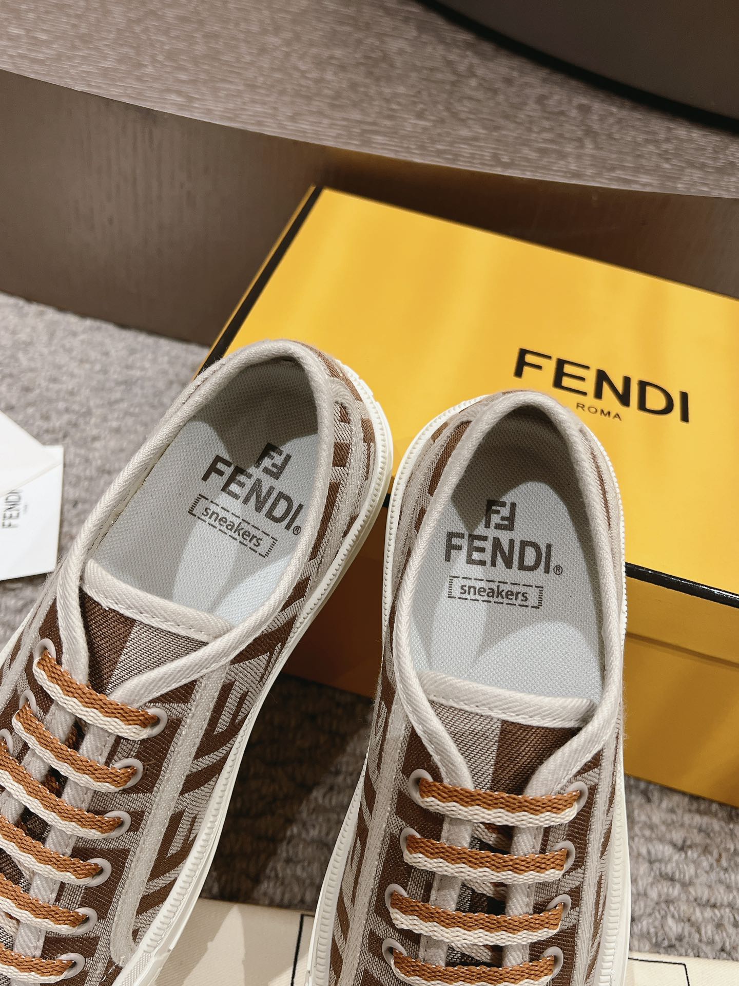 FENDI 超人気 ムンディアル スニーカーコピー 軽量 カジュアルシューズ 通気性いい 歩きやすい ブラウン_5