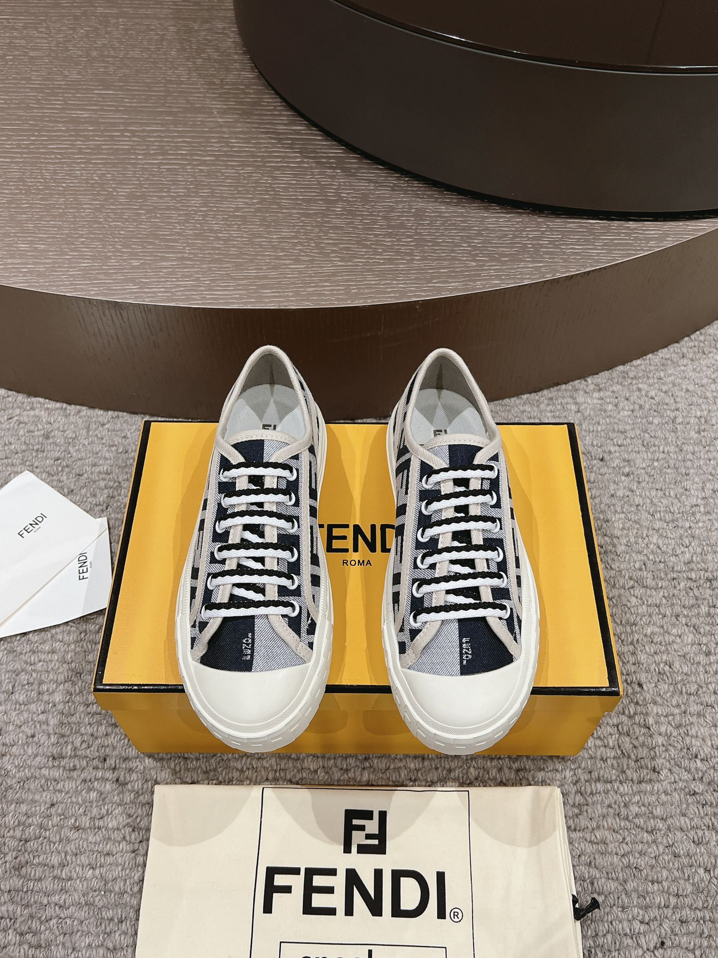 FENDI 超人気 フェンディ メンズスニーカースーパーコピー 軽量 カジュアルシューズ 通気性いい 歩きやすい ブラック_3