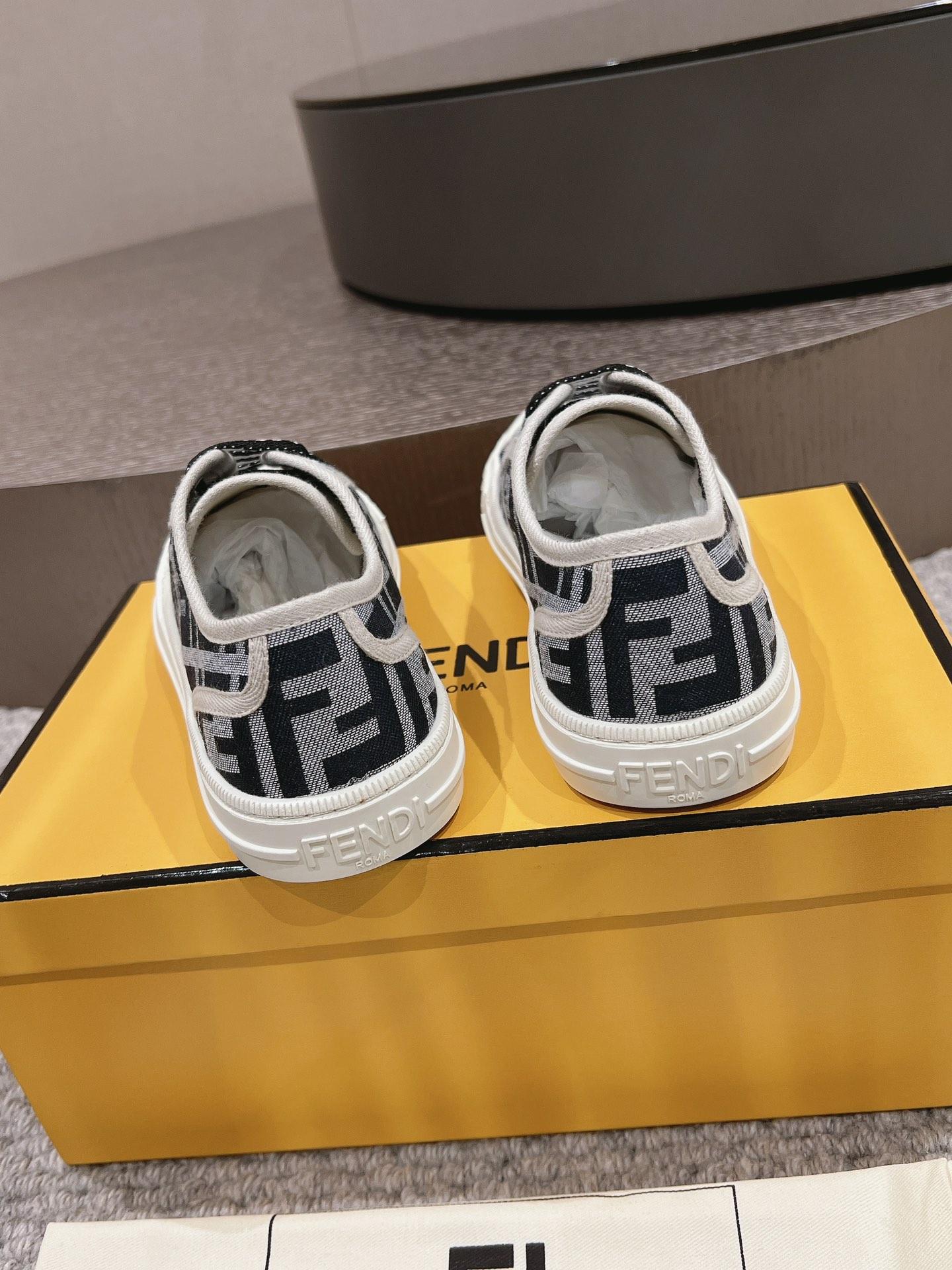 FENDI 超人気 フェンディ メンズスニーカースーパーコピー 軽量 カジュアルシューズ 通気性いい 歩きやすい ブラック_4